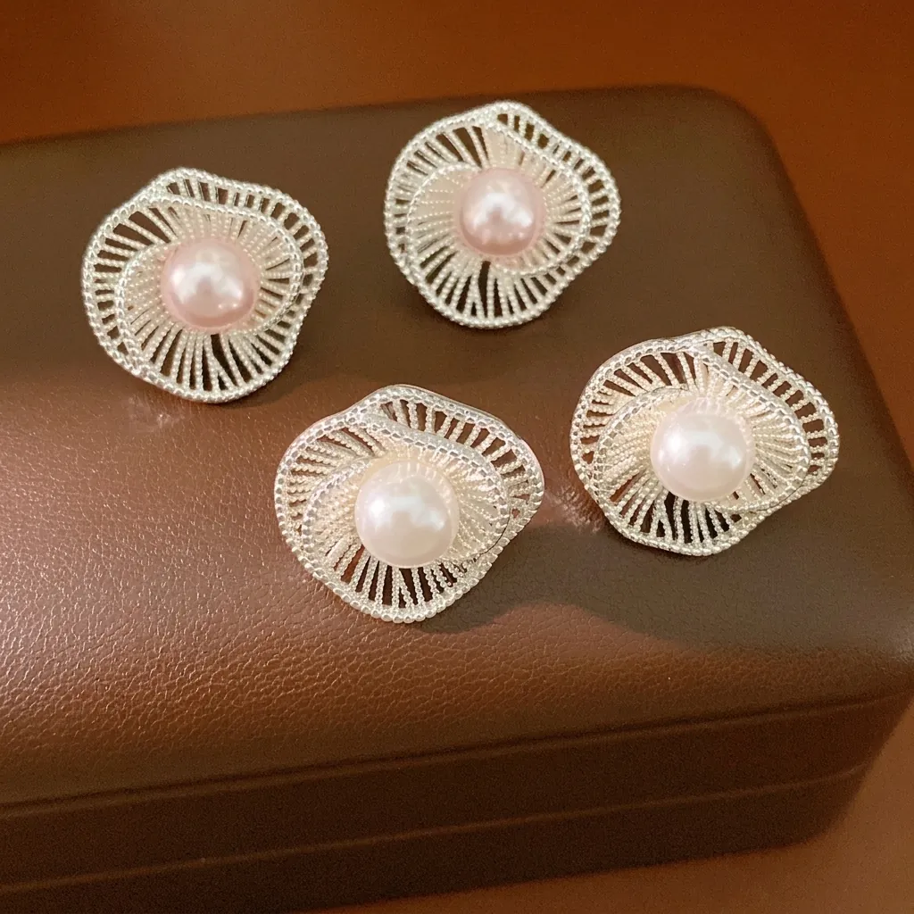 Orecchini a Bottone con Fiore Intrecciato e Perla Artificiale Con Perno in Argento Elegante Rame Galvanico Gioielli Tondi Per Donna