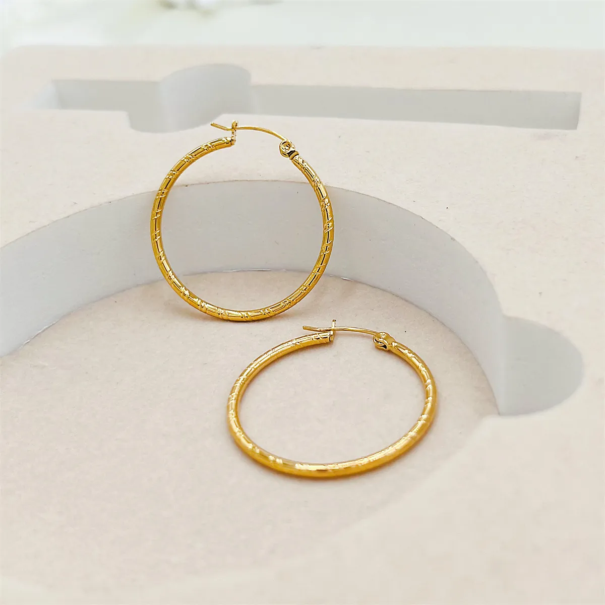 Vintage Luxurious Brass 18K Gold Plated Stripe Hoop Earrings For Women Geometric Round Textured Electroplated Fashion Jewelry