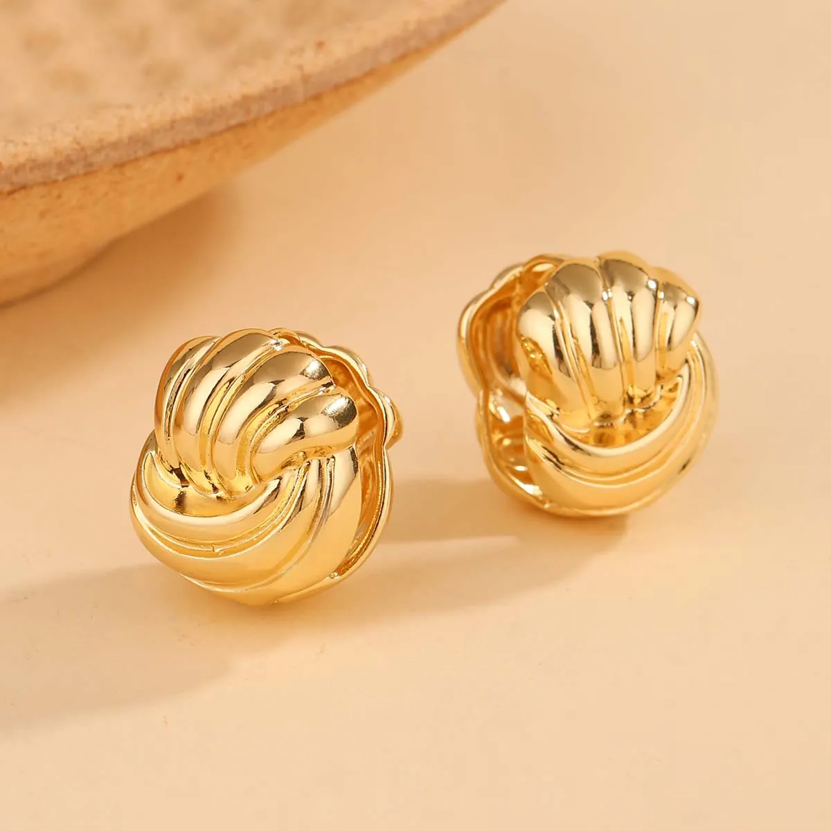 Unregelmäßige Wellenstruktur Creolen Für Damen Minimalistische Goldlegierung Geometrische Kleine Ohrschnalle Elegante Nische Schmuck