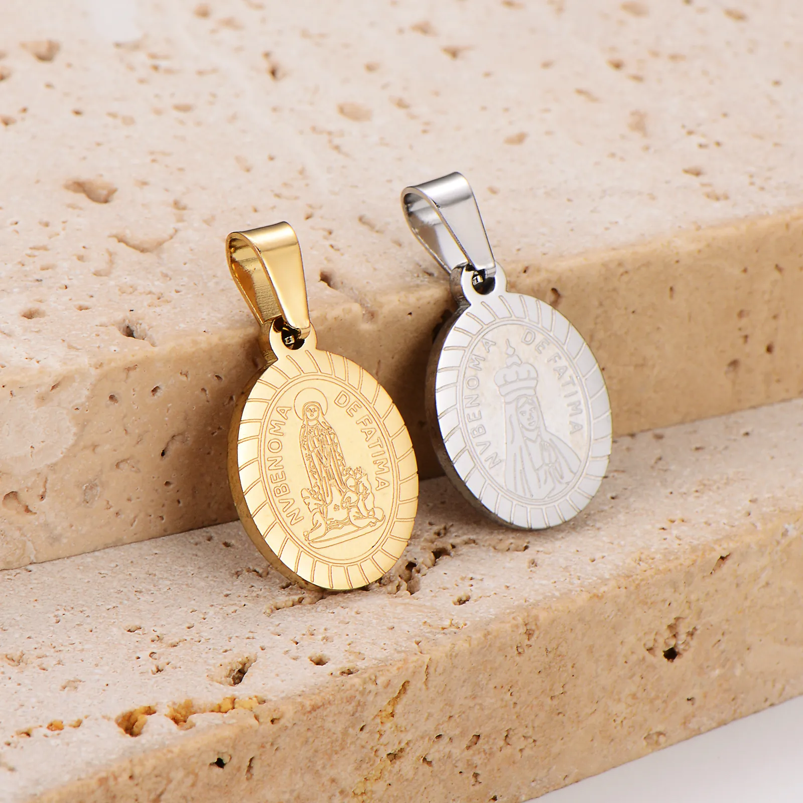 Pendentif Ovale Vierge Marie en Acier Inoxydable Charme Portrait Religieux Accessoire Bijoux DIY Chaîne de Collier Plaqué Or 18K pour Femmes Hommes