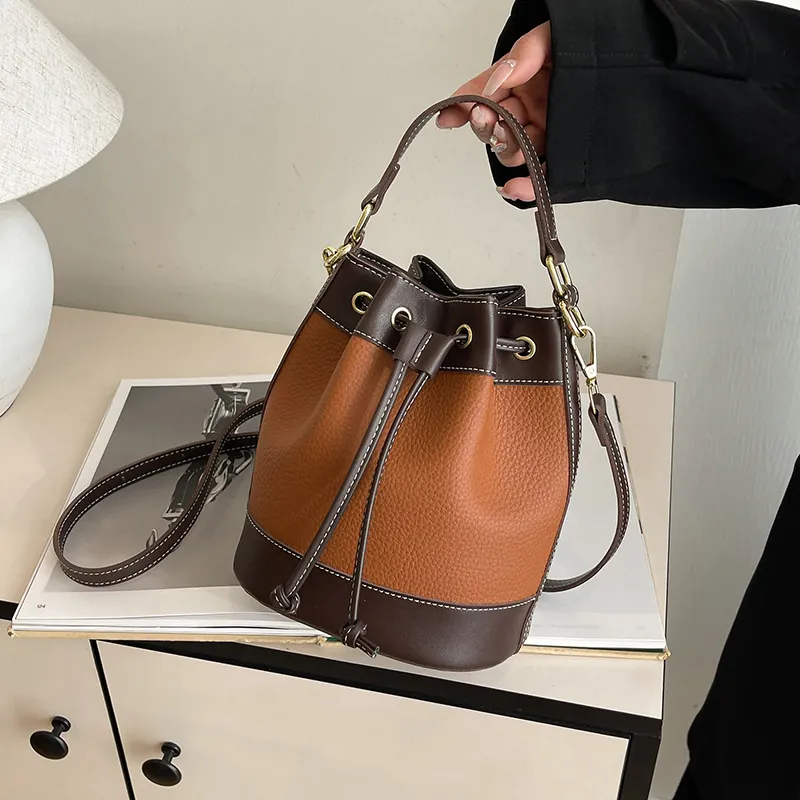 Sac Seau Rétro Couleur Contrastée pour Femmes Cuir PU Cordon de Serrage Sac à Main Mode Simple Bandoulière Sac Fourre-Tout Polyvalent