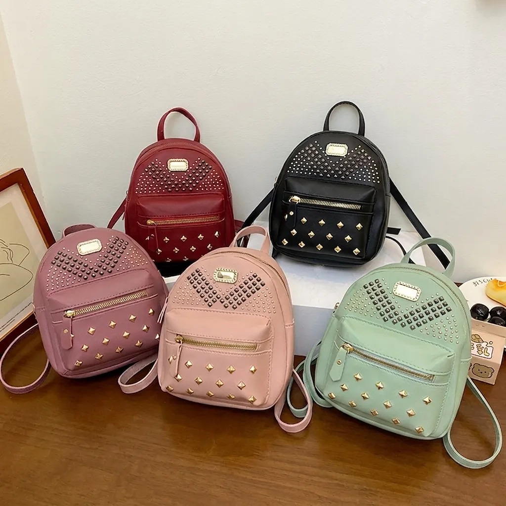 Mode Style Coréen Mini Sac à Dos en Cuir PU pour Femmes Rivets Métalliques Décontracté Petit Sac de Jour pour Étudiant Voyage Quotidien