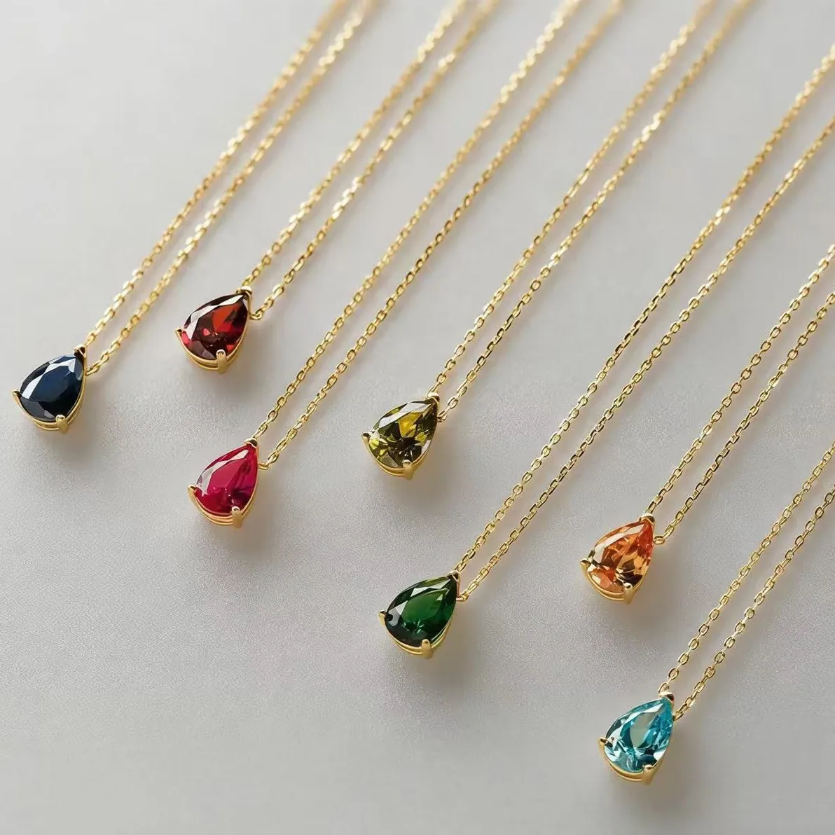 Collier Pendentif Goutte d'Eau en Zirconia et Acier Titane Plaqué Or 18K Bijoux Pierre de Naissance pour Femme Cadeau