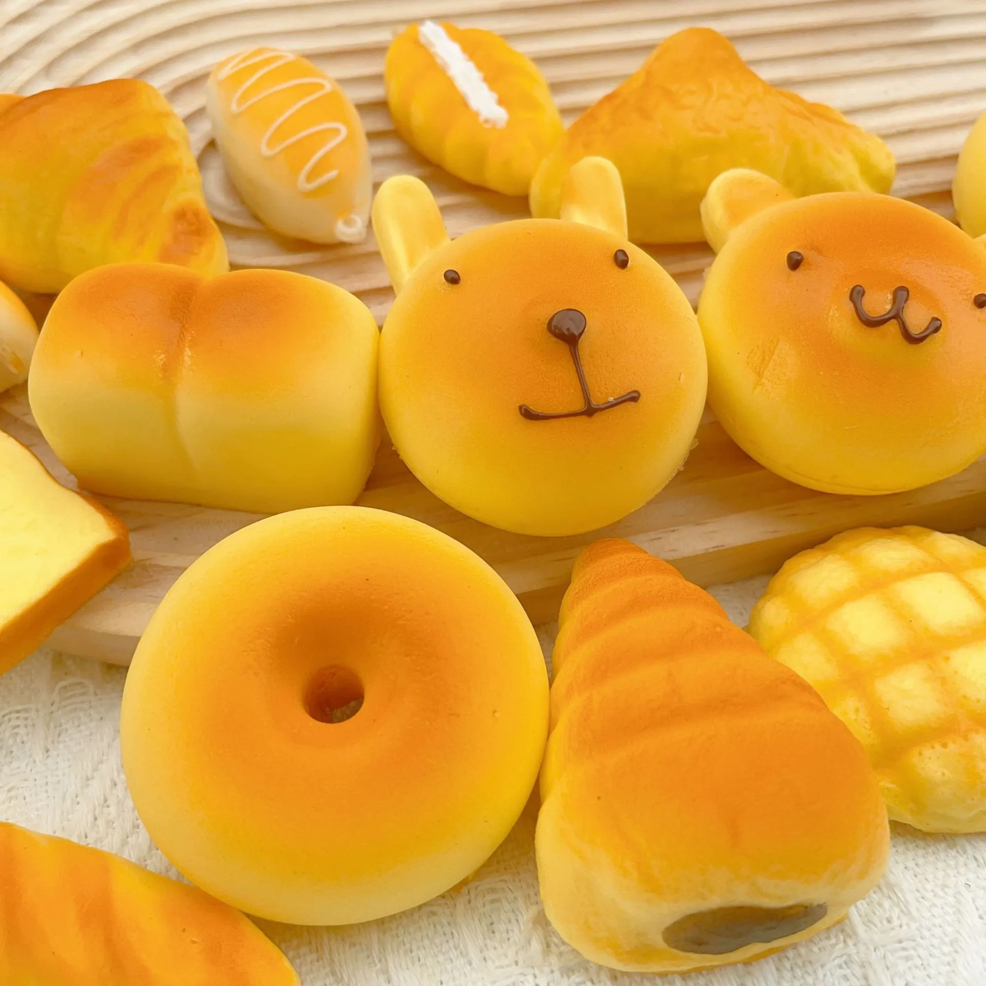 Simulation Brot Quetsch-Spielzeug TPR Langsam Erholend Lebensmittel Squeeze Stressabbau Spielzeug Hase Bär Donut Für Kinder Büro