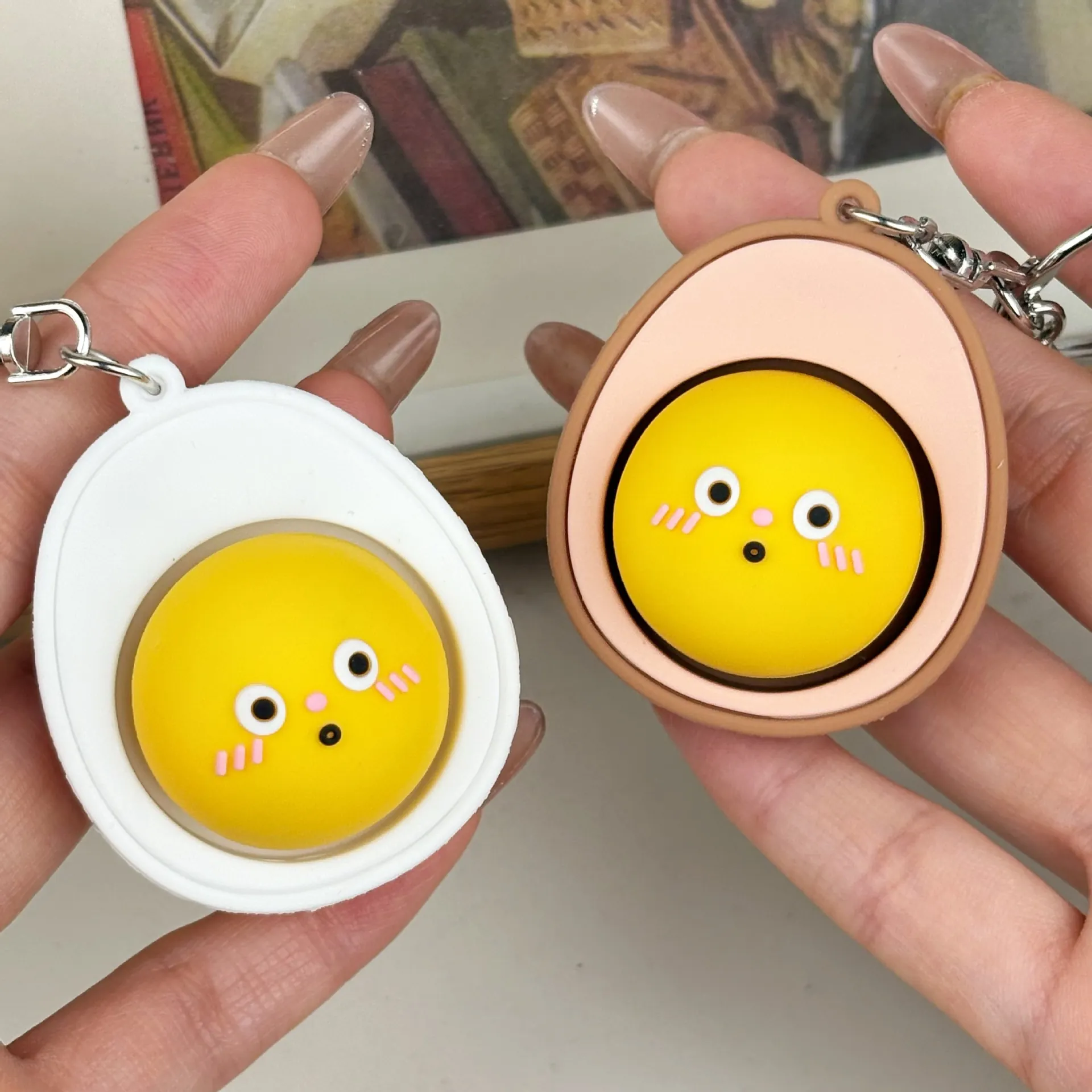 Llavero Creativo de Alivio del Estrés de Huevo de Dibujos Animados Lindo PVC Botón Juguete Blando Encanto de Bolsa para Niños Adultos