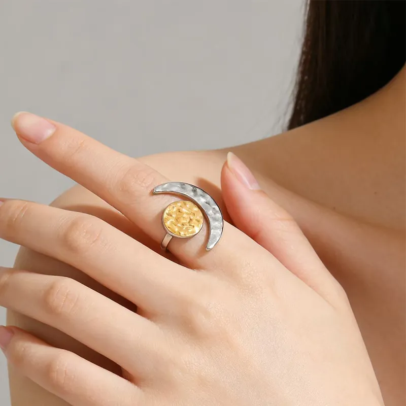 Vintage Hammered Stainless Steel Crescent Moon Disc Two Tone Ring For Women Minimalist Aesthetic Geometric Finger Ring