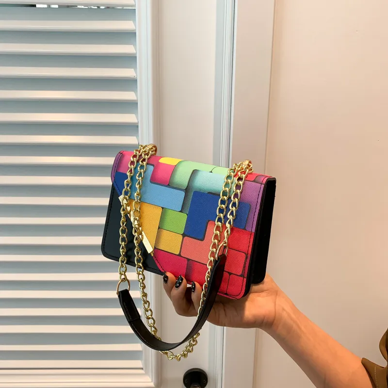 Petit Sac Carré Géométrique Color Block pour Femme en Cuir PU Surpiqué Sac à Bandoulière avec Chaîne Sac à Main Tendance Accessoire de Mode Quotidien