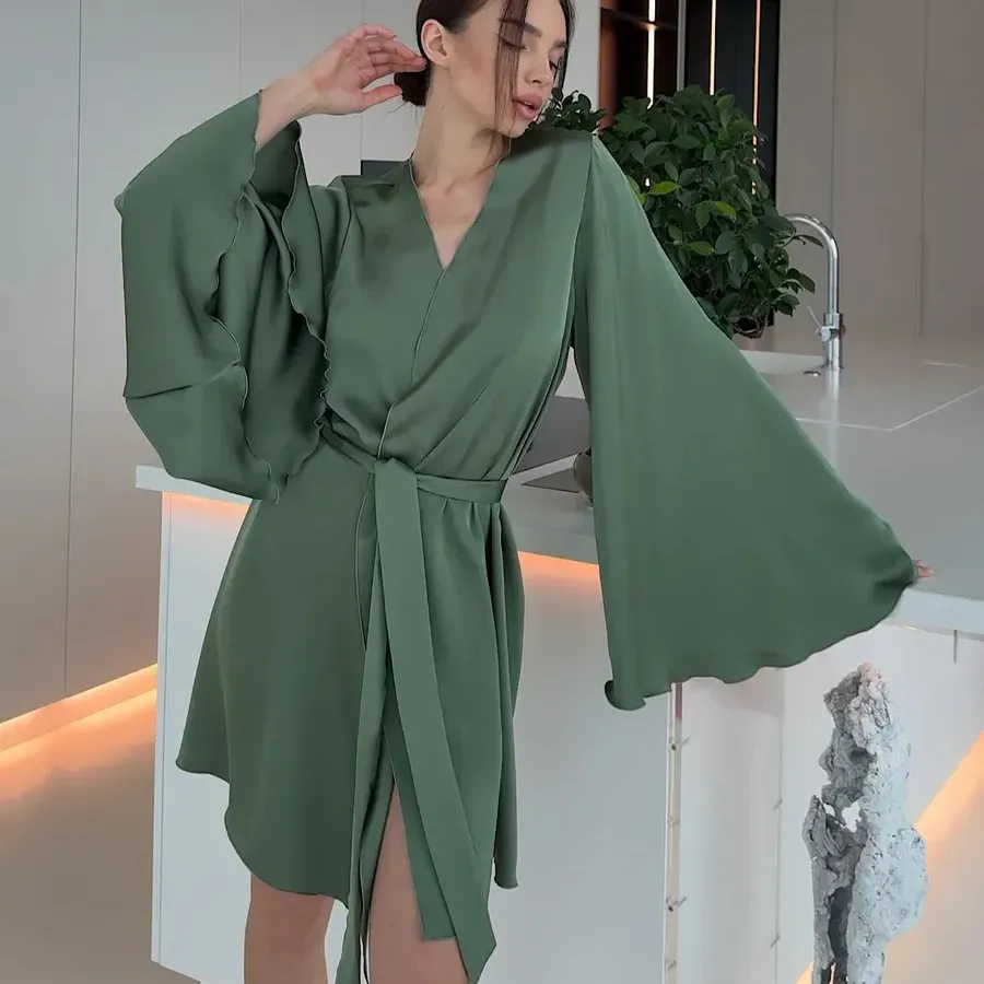 Peignoir Court en Satin Style Français pour Femmes Bord à Volants Manches Évasées Lien à la Taille Couleur Unie Nuisette de Luxe