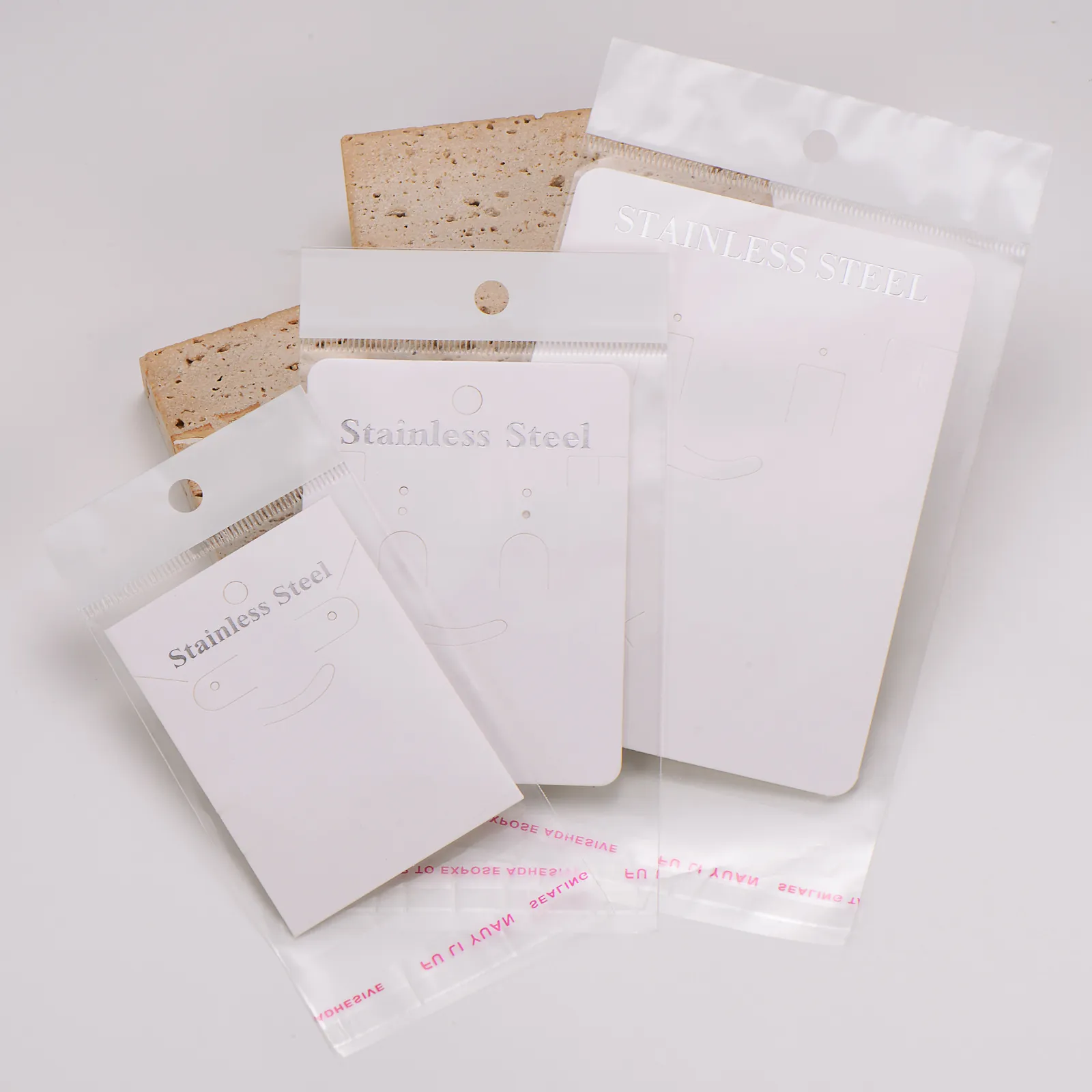 Minimalistische Schmuckverpackungskarten Aus Weißer Pappe Mit OPP-Beuteln Rechteckige Halsketten-Armband-Displaykarten Für Die Aufbewahrung Von Modeschmuck