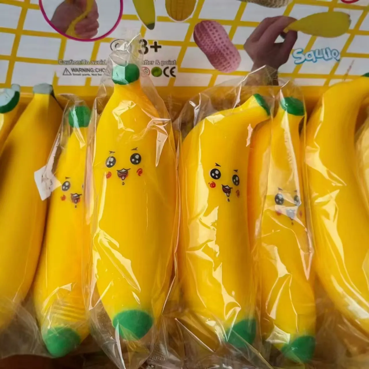 Jouet Squishy Banane Fruit de Simulation Avec Expression Visage Souriant TPR Rempli de Farine Jouet Anti-stress pour Enfants Adultes
