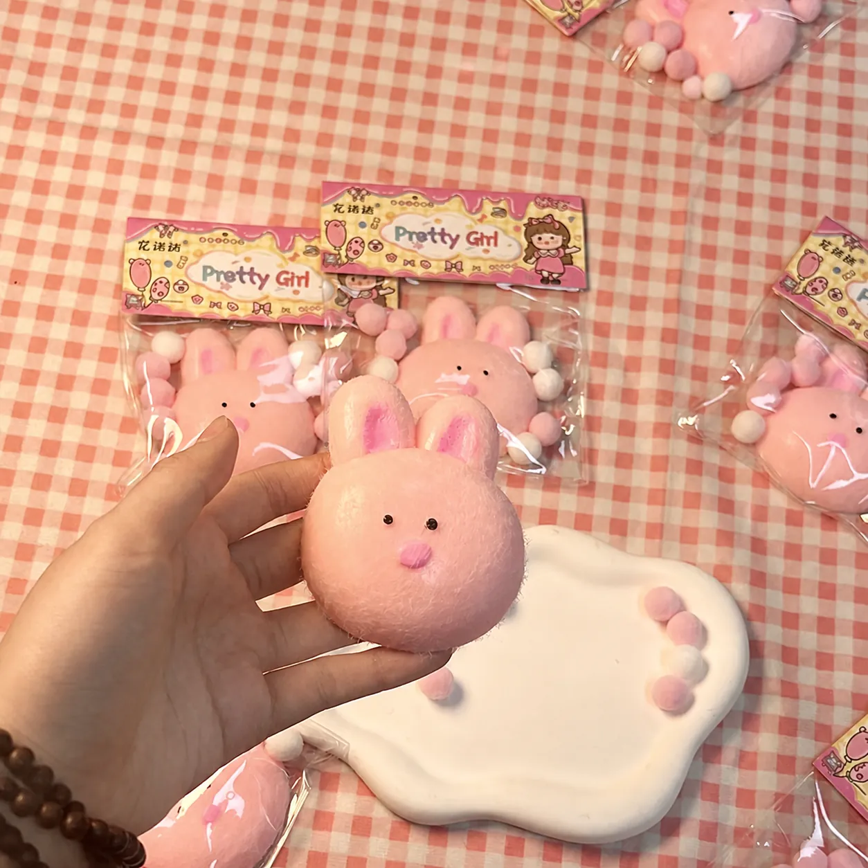 Juguete para Apretar Conejo Rosa Lindo Suave Rebote Lento Juguete para Aliviar el Estrés Con Decoración de Pompones Para Niños Adultos Regalo