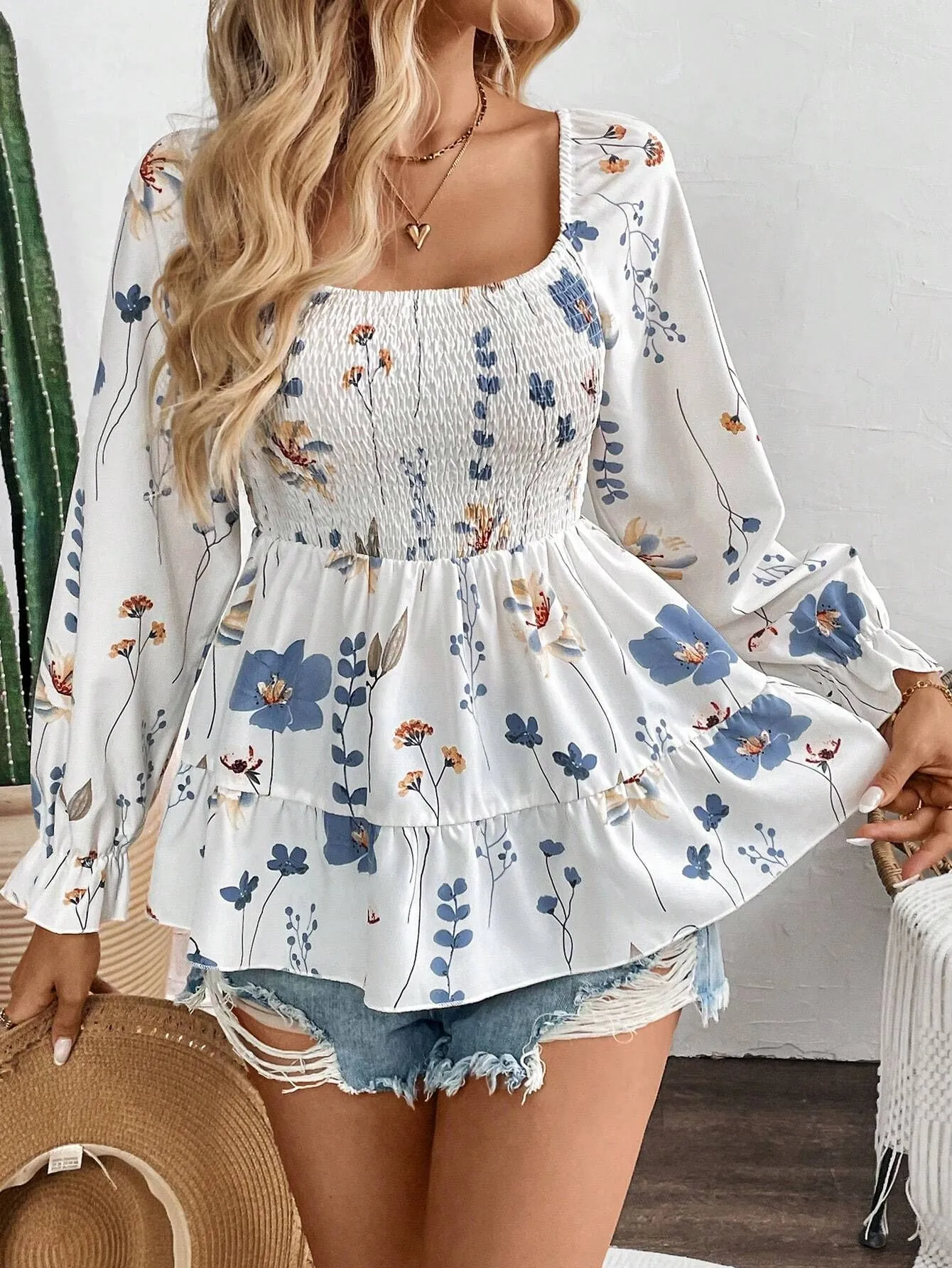 Damen Elegante Blumen Print Gesmokte Langarm Bluse Eckiger Ausschnitt Rüschen Schößchen Top Weiß Polyester Herbst Frühling