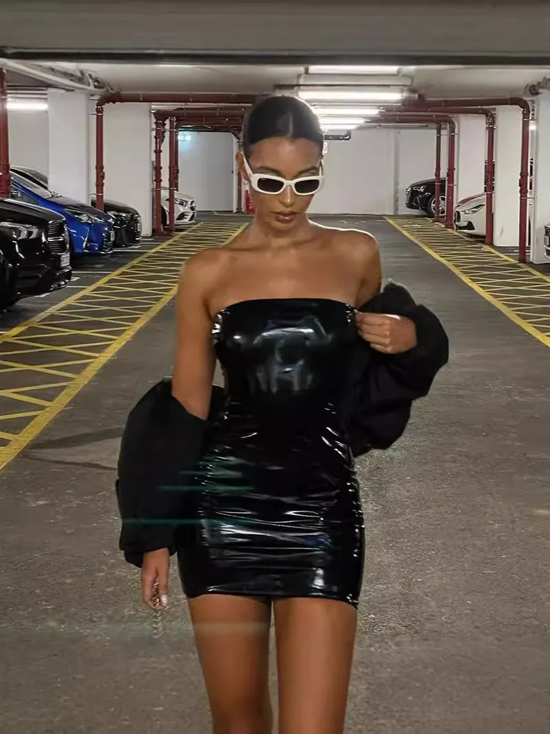 Damen Sexy Glänzend PU Leder Bodycon Mini Kleid Schulterfrei Ärmellos Einfarbig Schwarz Party Clubwear Streetwear Kleid