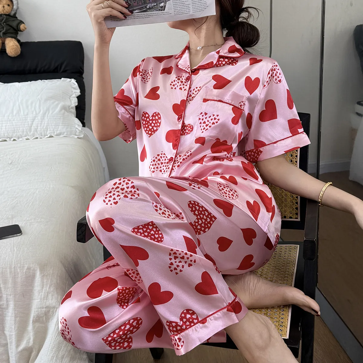 Ensemble Pyjama en Satin pour Femmes Imprimé Cœur Top Manches Courtes et Pantalon Boutonné Vêtements de Nuit Décontractés Doux