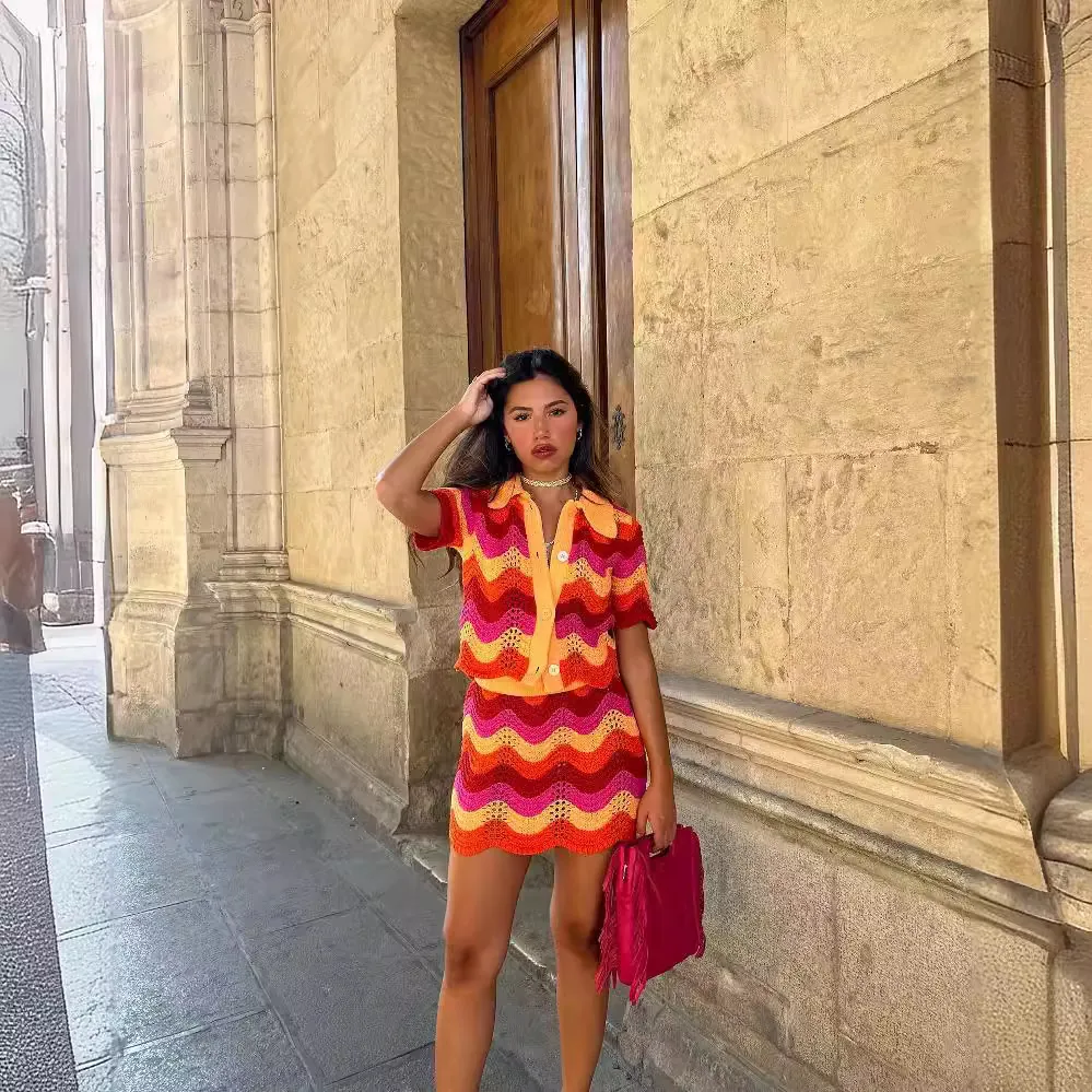 Ensemble en Maille Zigzag pour Femmes Été Col Polo Boutonnage Simple Haut à Manches Courtes et Mini-jupe Multicolore Crochet