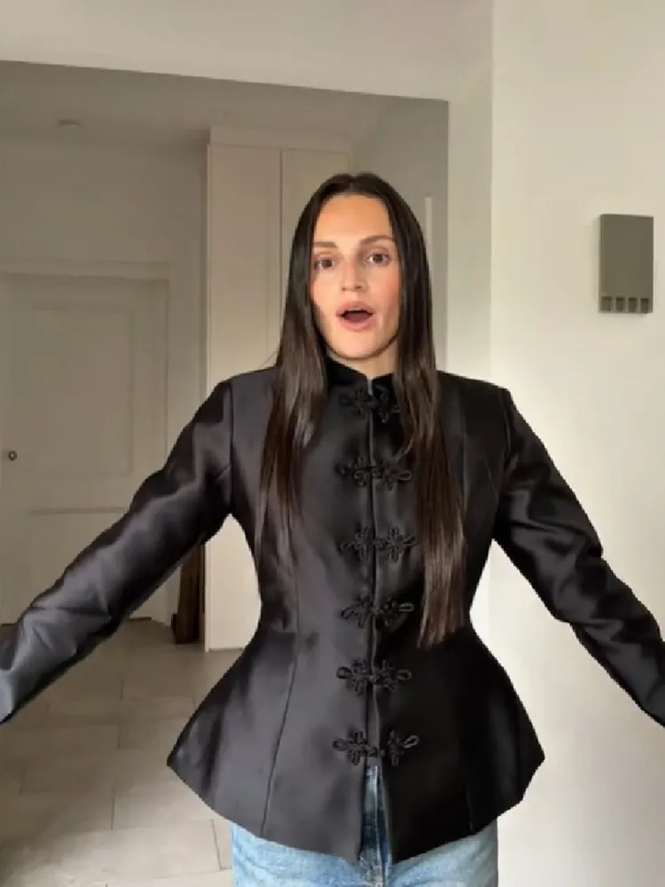Haut Élégant en Satin Noir Style Nouveau Chinois Avec Col Montant Boutons Grenouille Taille Cintrée Ourlet Peplum Femme