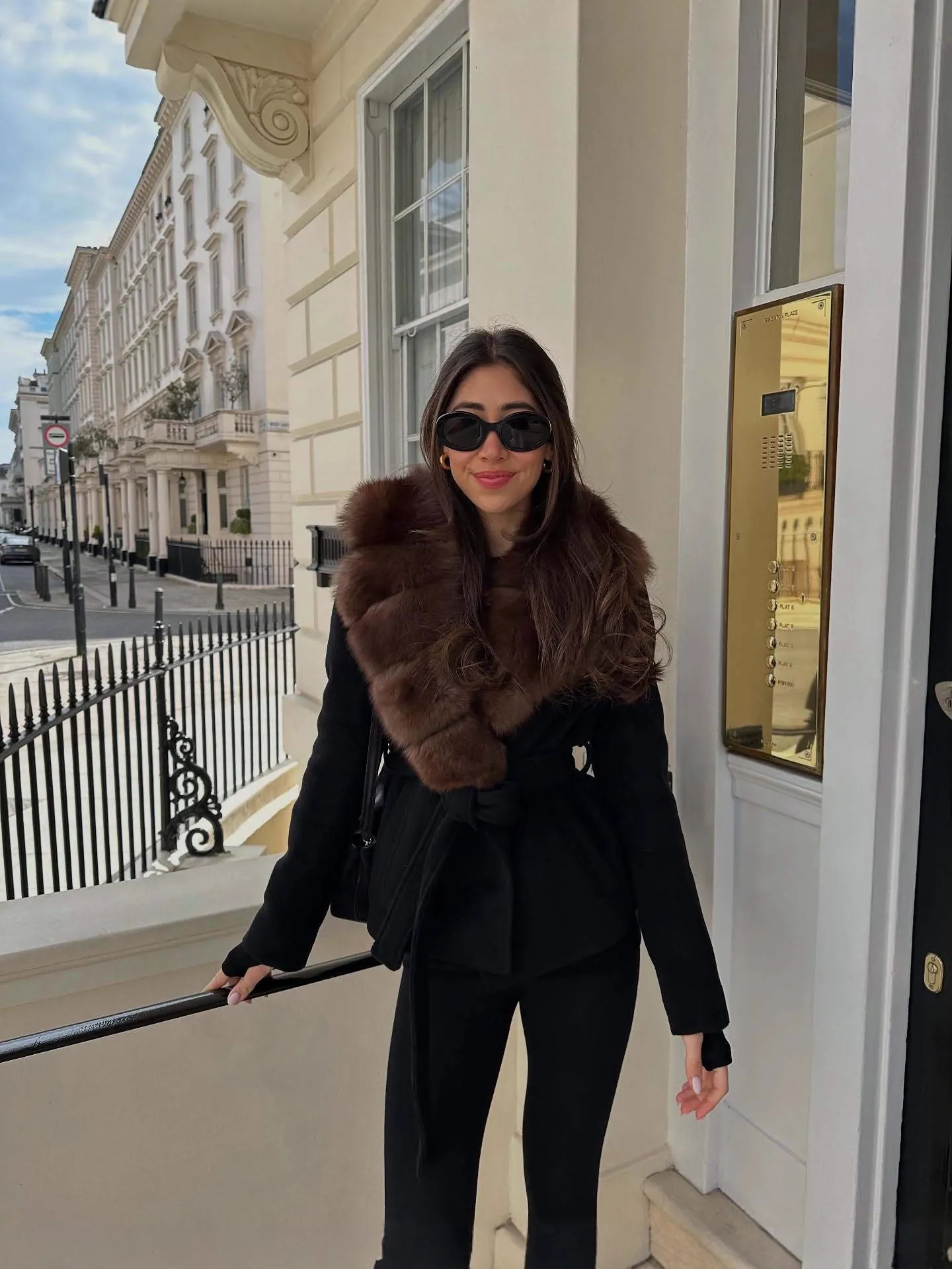 Dames Luxe Kunstbont Kraag Wollen Look Mantel Elegant Zwart Effen Kleur Lange Mouw Bovenkleding Met Taille Riem Voor Winter