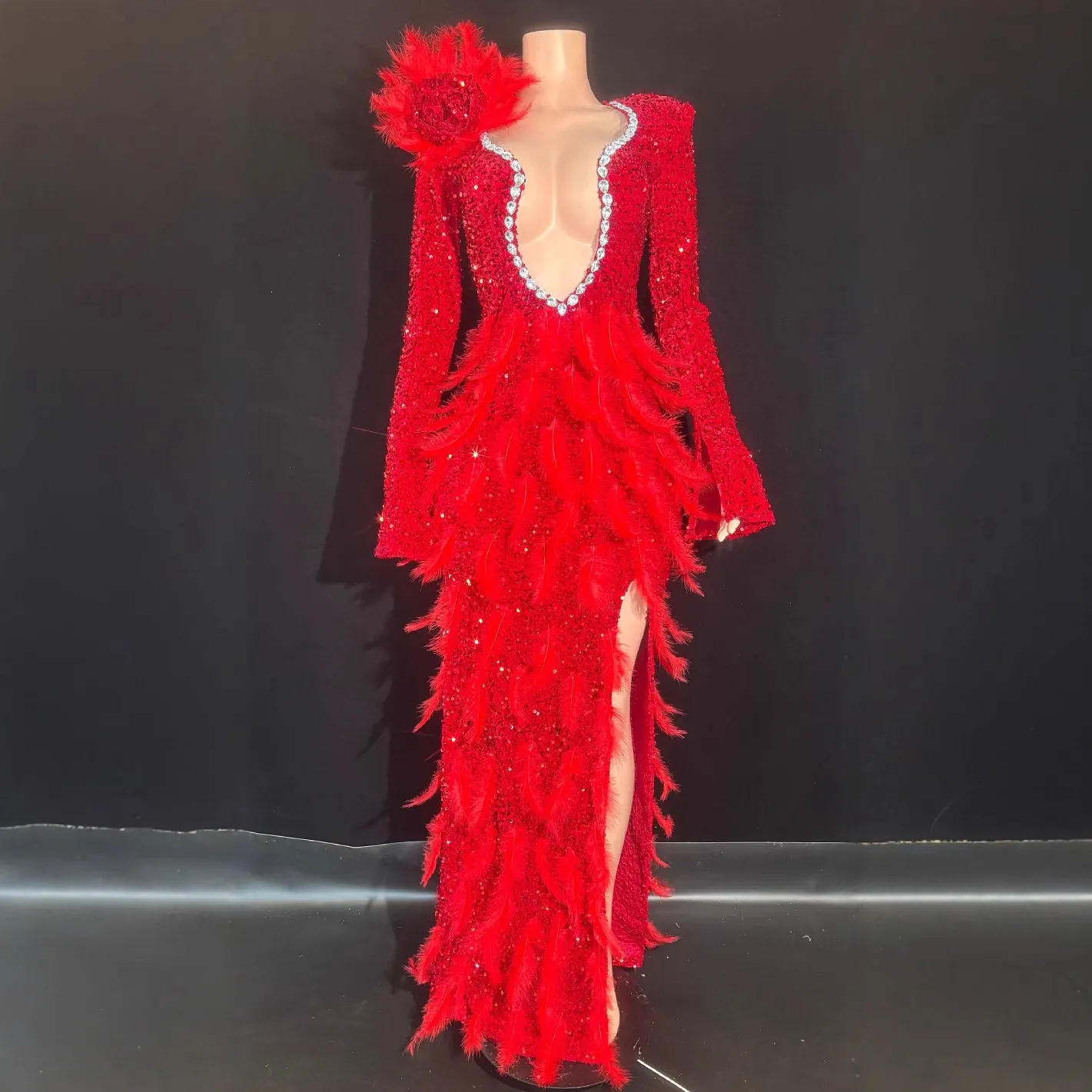 Robe Maxi Sexy à Col en V avec Paillettes et Plumes pour Femmes Rouge Strass Maille Costume de Performance Chanteuse Scène Photographie