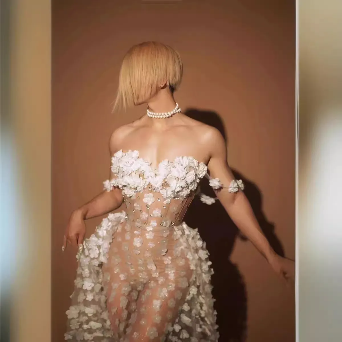 Robe de Soirée Élégante Blanche à Col en V Et Dos Nu pour Femmes Robe de Fête Formelle Avec Maille Florale 3D Et Strass Robe Longue pour Invitée de Mariage