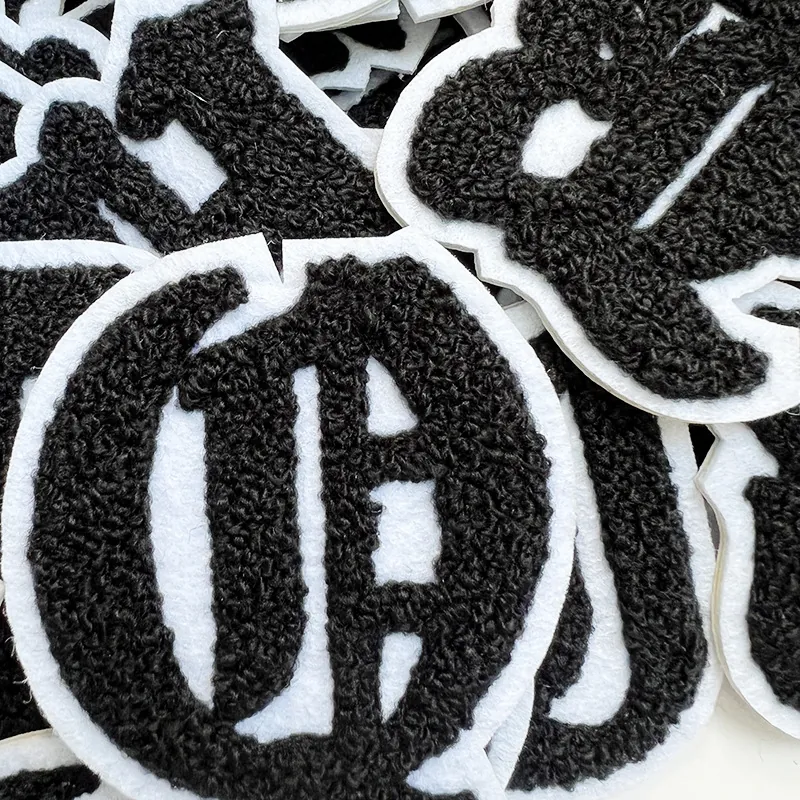 Écussons Lettres en Chenille Gothic Old English Noir Blanc Applique Brodée Écussons à Repasser pour Veste Varsity Vêtements DIY