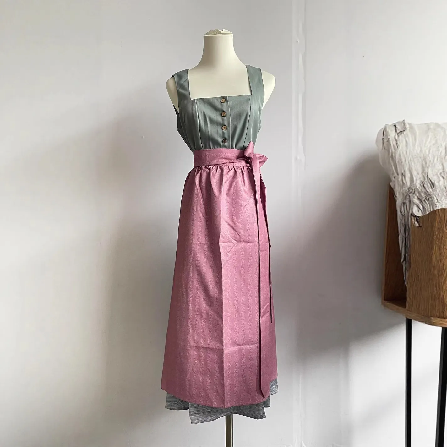 Women Traditional German Oktoberfest Dirndl Dress Set Dark Blue Bodice White Lace Blouse Pink Apron Beer Festival Party Outfit