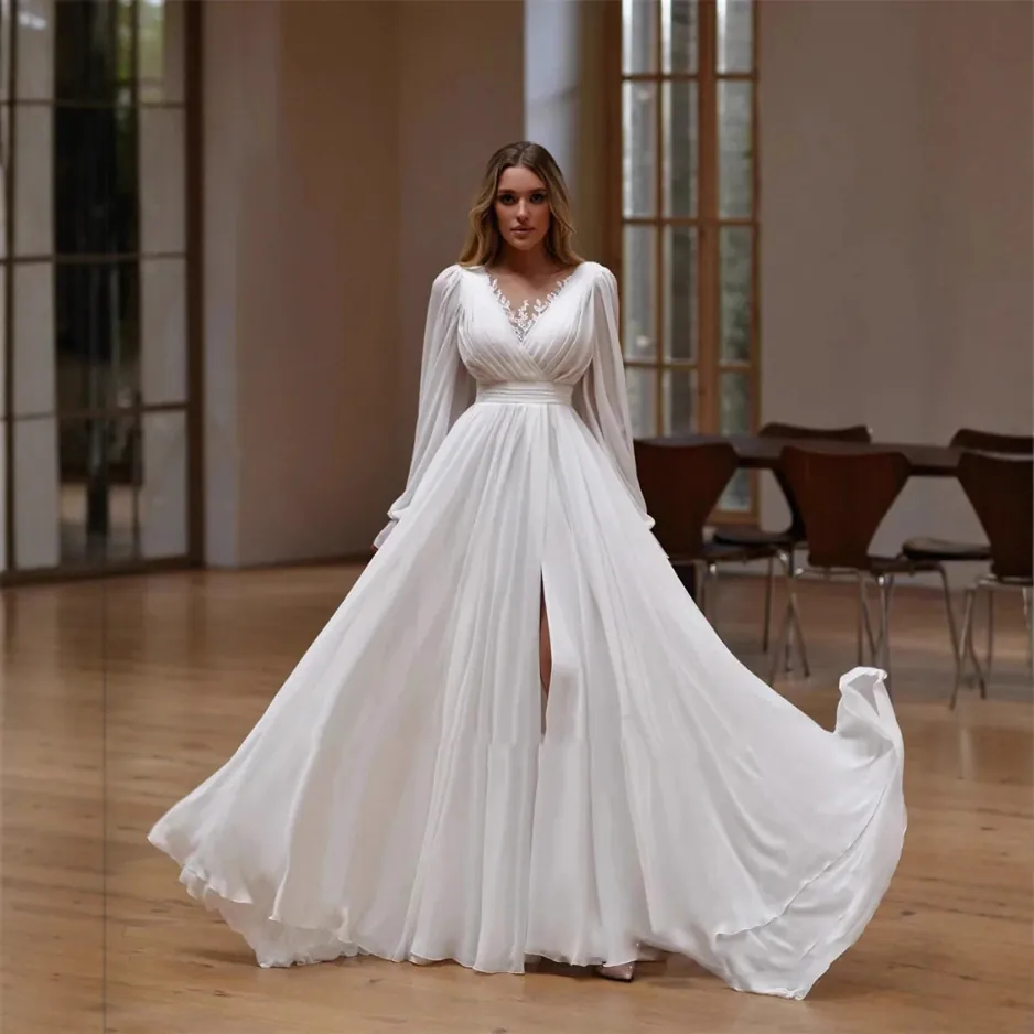 Elegante Langarm V-Ausschnitt Hochzeitskleid Spitzenstickerei Hoher Schlitz Leichtes Brautkleid Mit Kleiner Schleppe Abendkleid