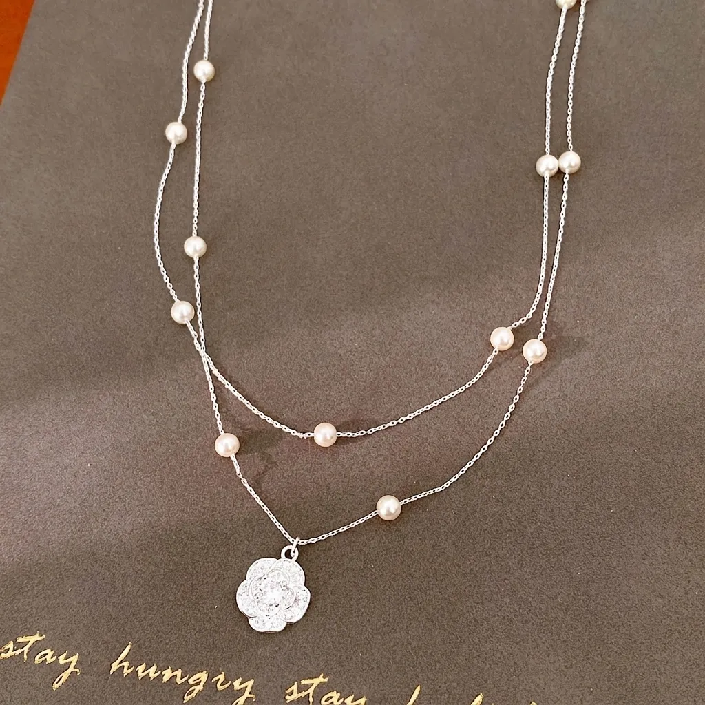 Collar con Colgante de Flor de Camelia de Cobre y Circonia de Doble Capa Cadena de Clavícula de Perla Artificial Elegante para Joyería de Mujer