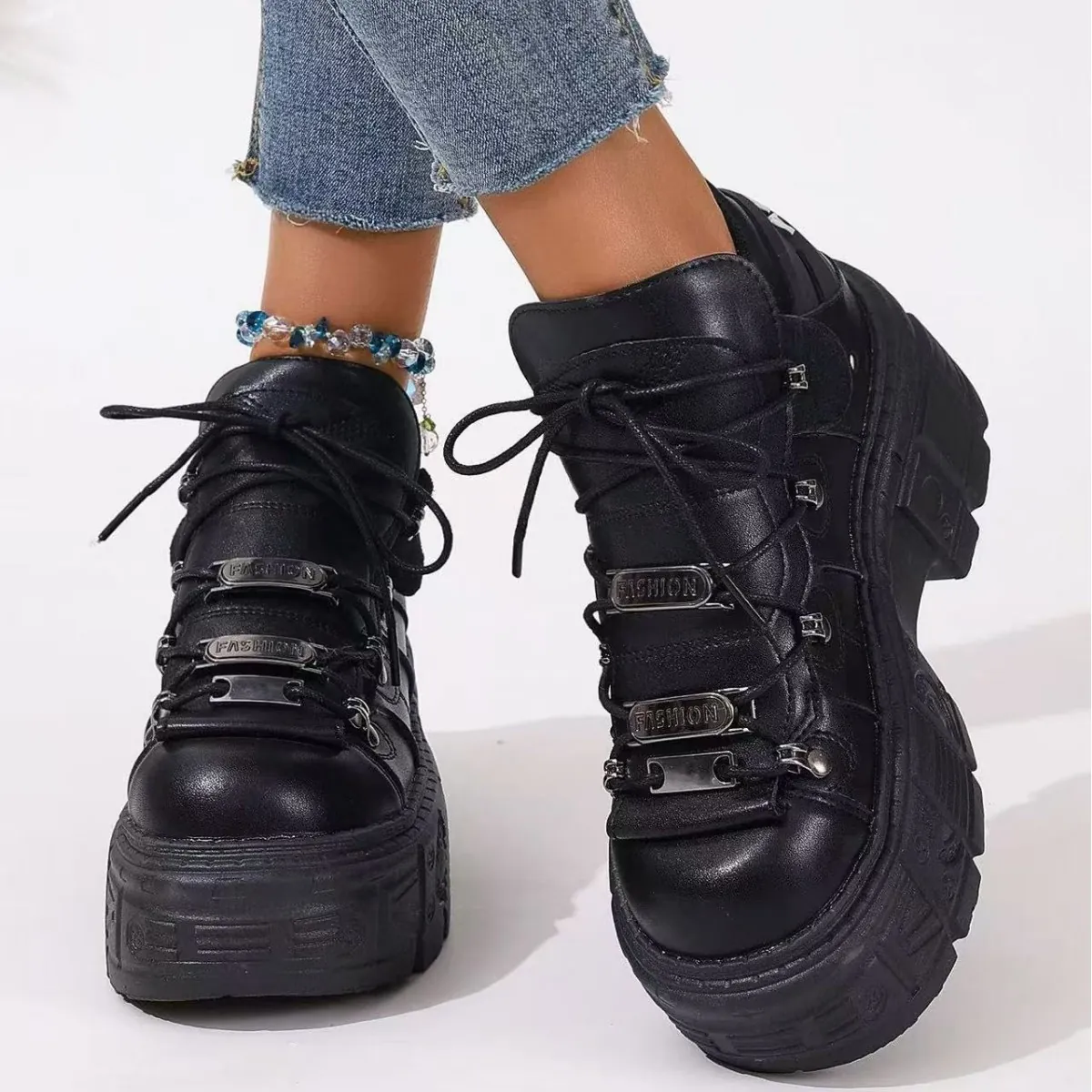 Damen Gothic Punk Plateau Sneaker 2024 Neue Chunky Sohle Schwarz PU Leder High Top Old School Schuhe mit Metallplatte Dekor