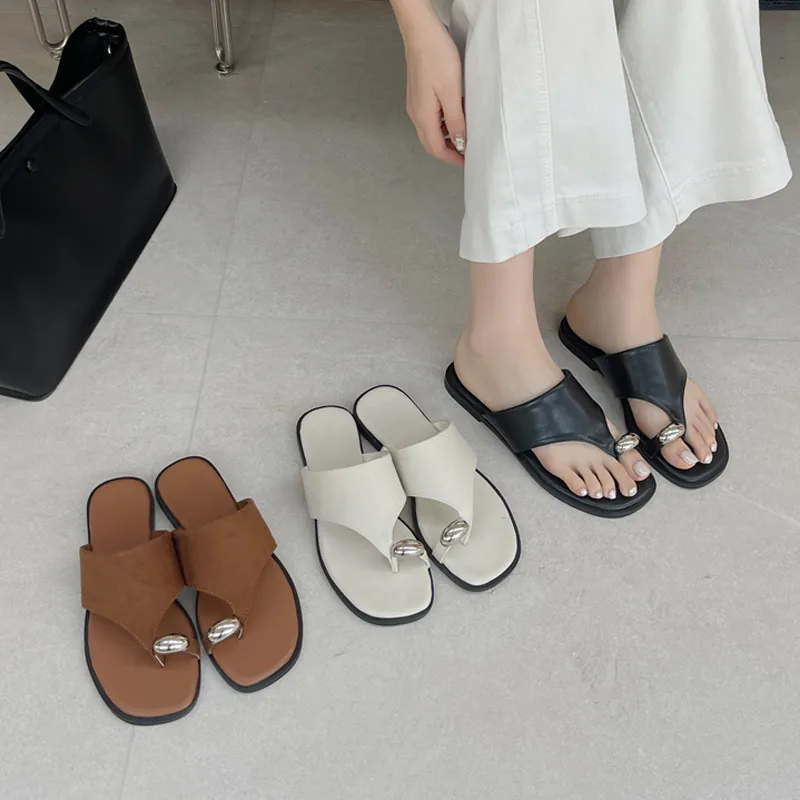Vrouwen Vintage Metalen Gesp Teenlus Platte Slippers Zomer Strandvakantie PU Leren Zool Effen Slide Sandalen
