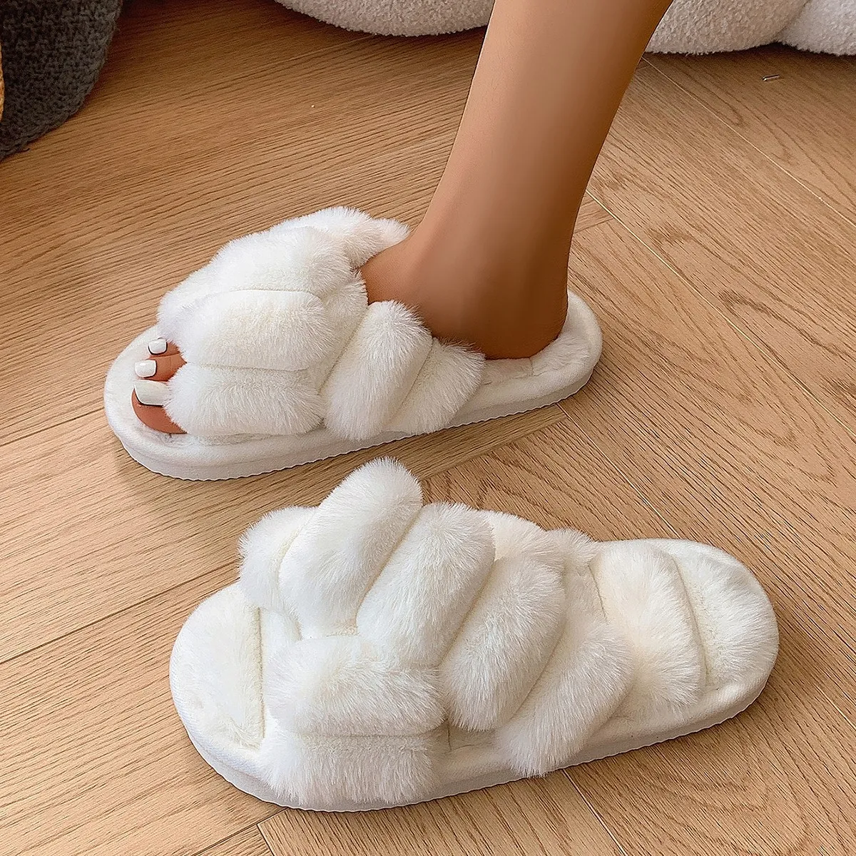 Pantoufles en Fausse Fourrure pour Femmes Sangles Croisées Semelle Épaisse Douces Chaudes Peluche Intérieur Extérieur
