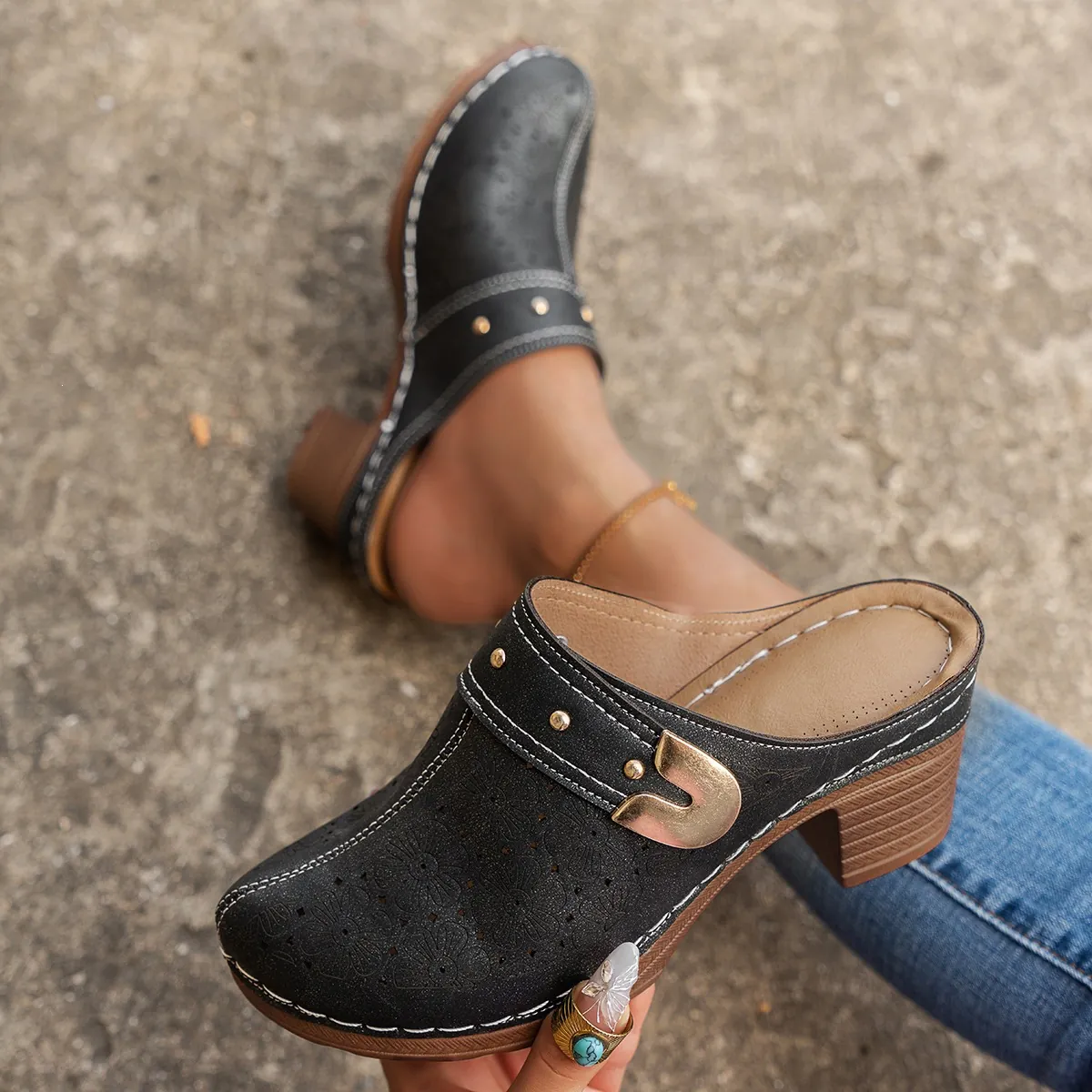 Mules Rétro à Talons Bloc pour Femmes Bout Fermé Ajouré Respirant Sandales à Talons Hauts Mode en Cuir PU Slides