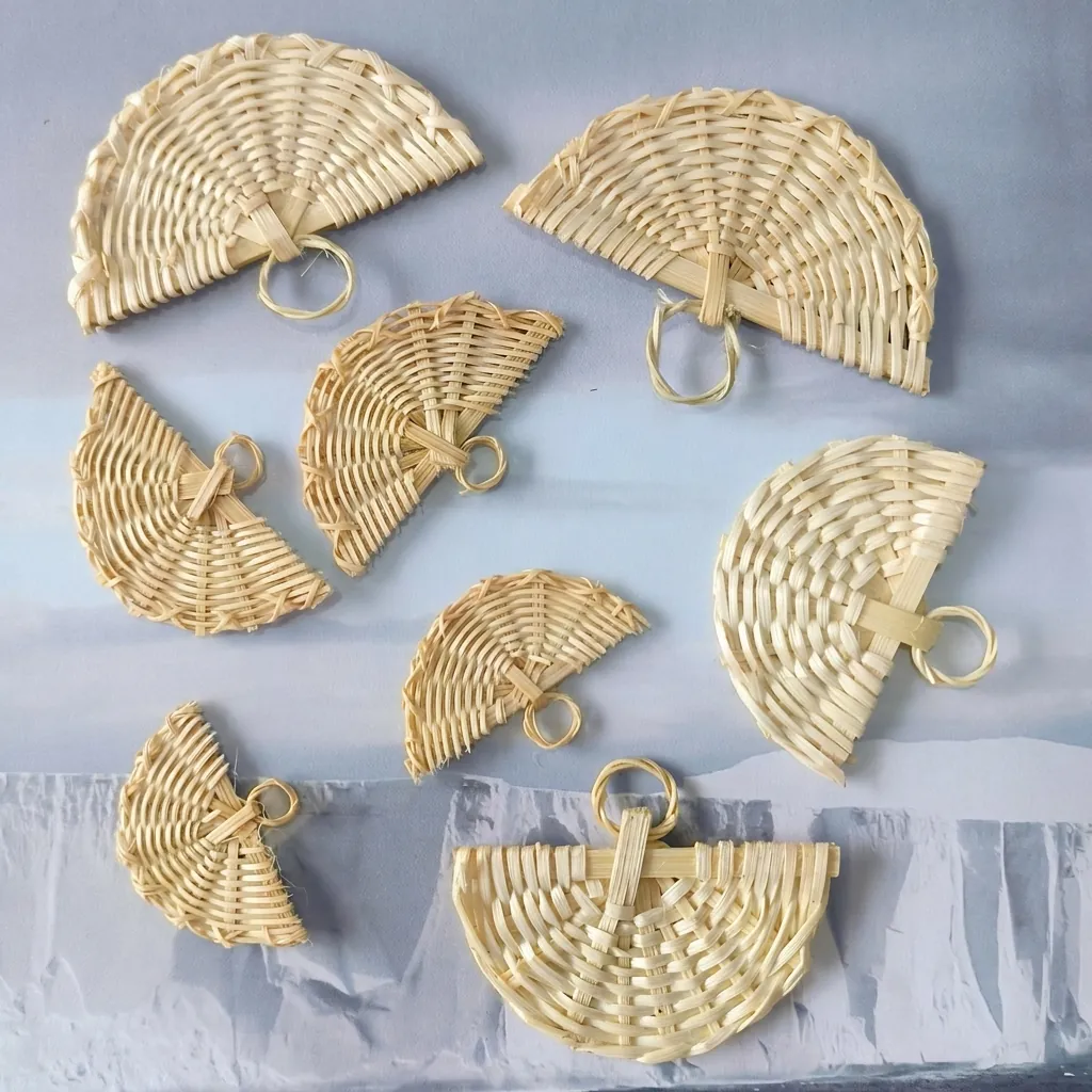 Ciondoli a Forma di Mini Ventaglio Intrecciati a Mano in Stile Bohemien in Bambù Naturale Paglia Rattan per Gioielli Fai da Te
