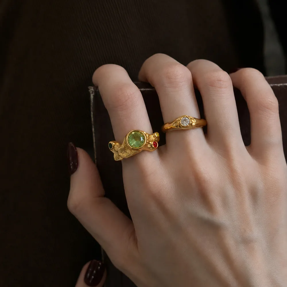 Bague en Acier Inoxydable Plaqué Or 18K Martelée Irrégulière Avec Strass Colorés Design de Niche Bijoux de Mode Géométriques pour Femmes