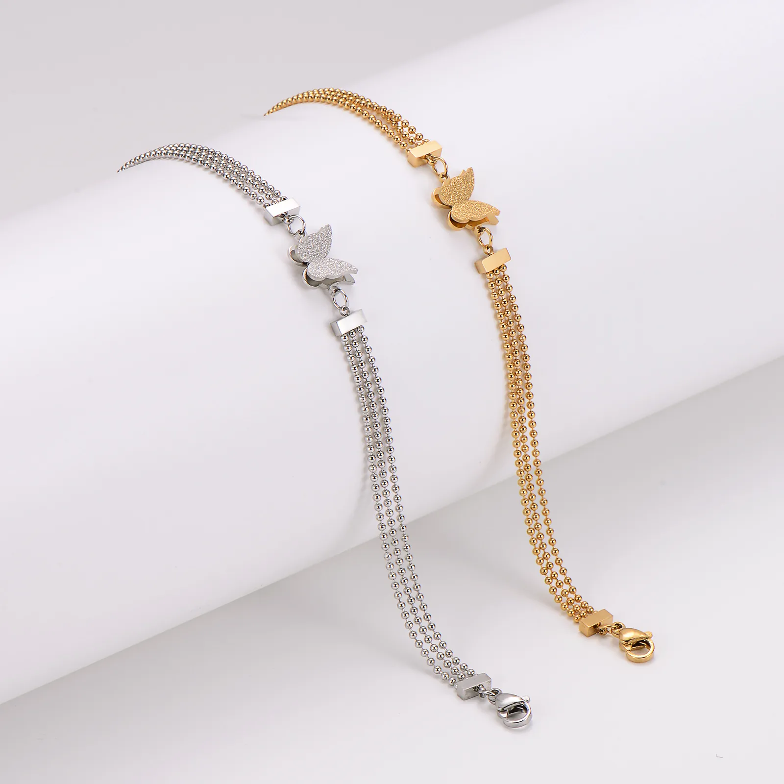 Bracciale a Catena di Perline a Tre Strati in Acciaio Inossidabile Con Ciondolo a Farfalla Opaca Gioielli Eleganti da Donna