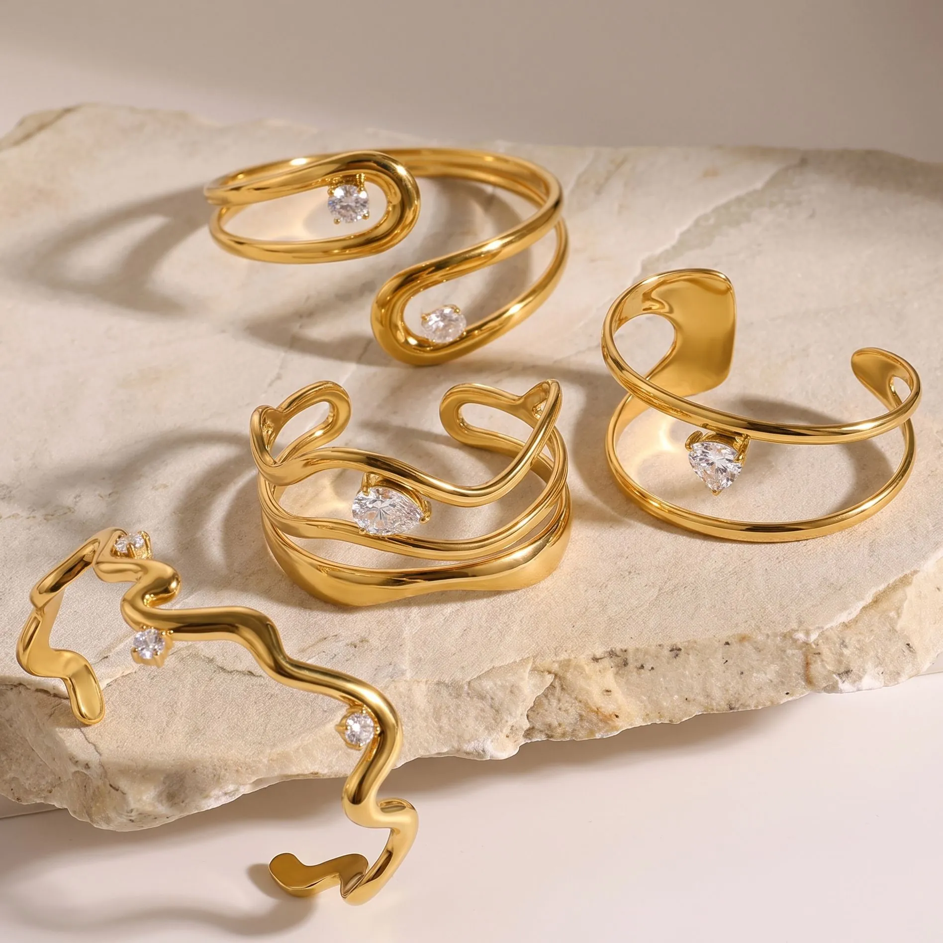 Onregelmatige Geometrische Roestvrijstalen Armring Voor Vrouwen 18K Verguld Zirconia Ingelegde Minimalistische Gegolfde Manchetarmband Sieraden
