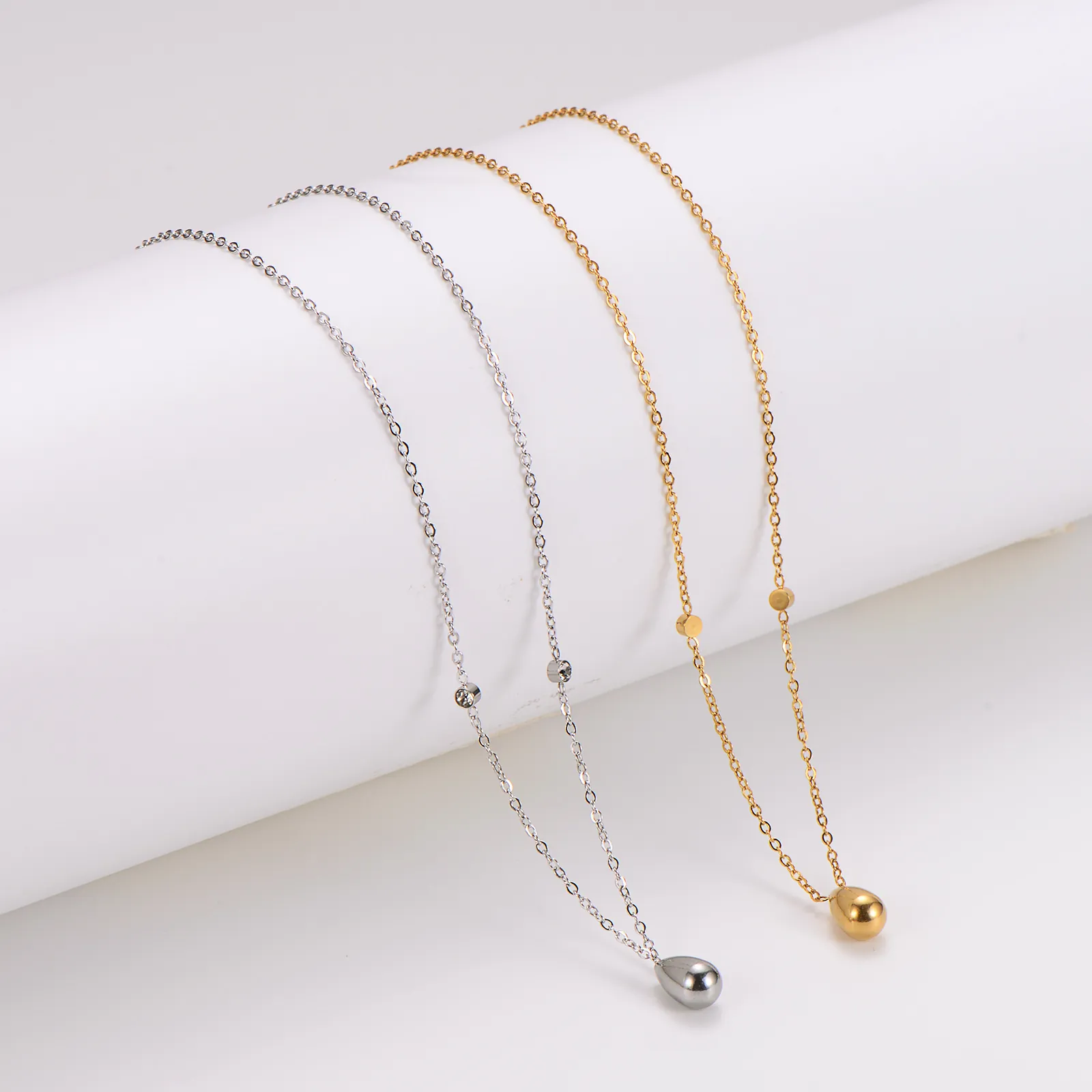 Minimalistische Roestvrijstalen 18K Vergulde Waterdruppel Hanger Ketting Voor Dames Fijne Ketting Met Strass Accenten Sieraden