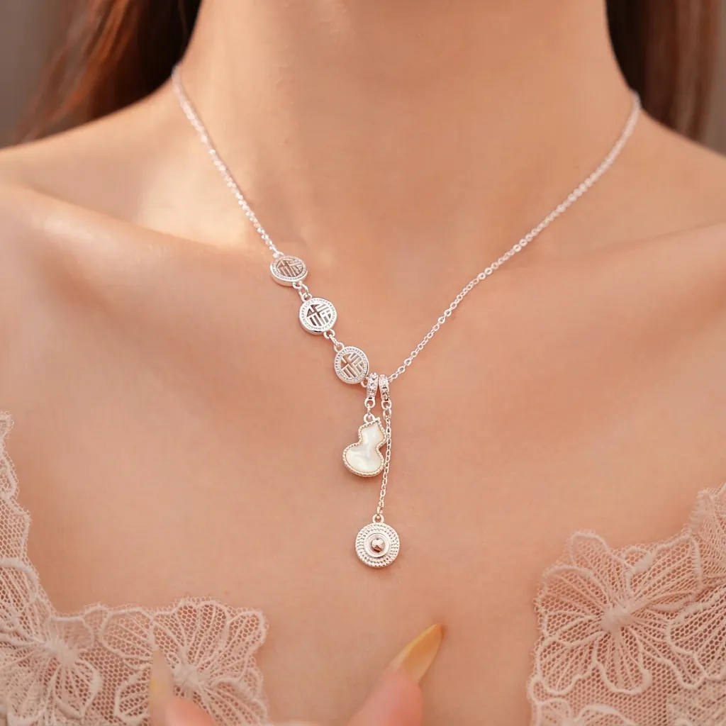 Nouveau Style Chinois Collier en Cuivre Plaqué Or 18K Avec Pendentif Calebasse en Coquille et Caractère Fu Bijoux pour Femmes