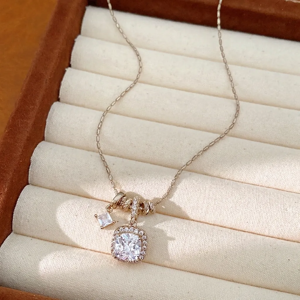 Collier Pendentif Carré Géométrique en Zirconia pour Femmes Luxe Léger Chaîne de Clavicule en Cuivre Accessoires Bijoux