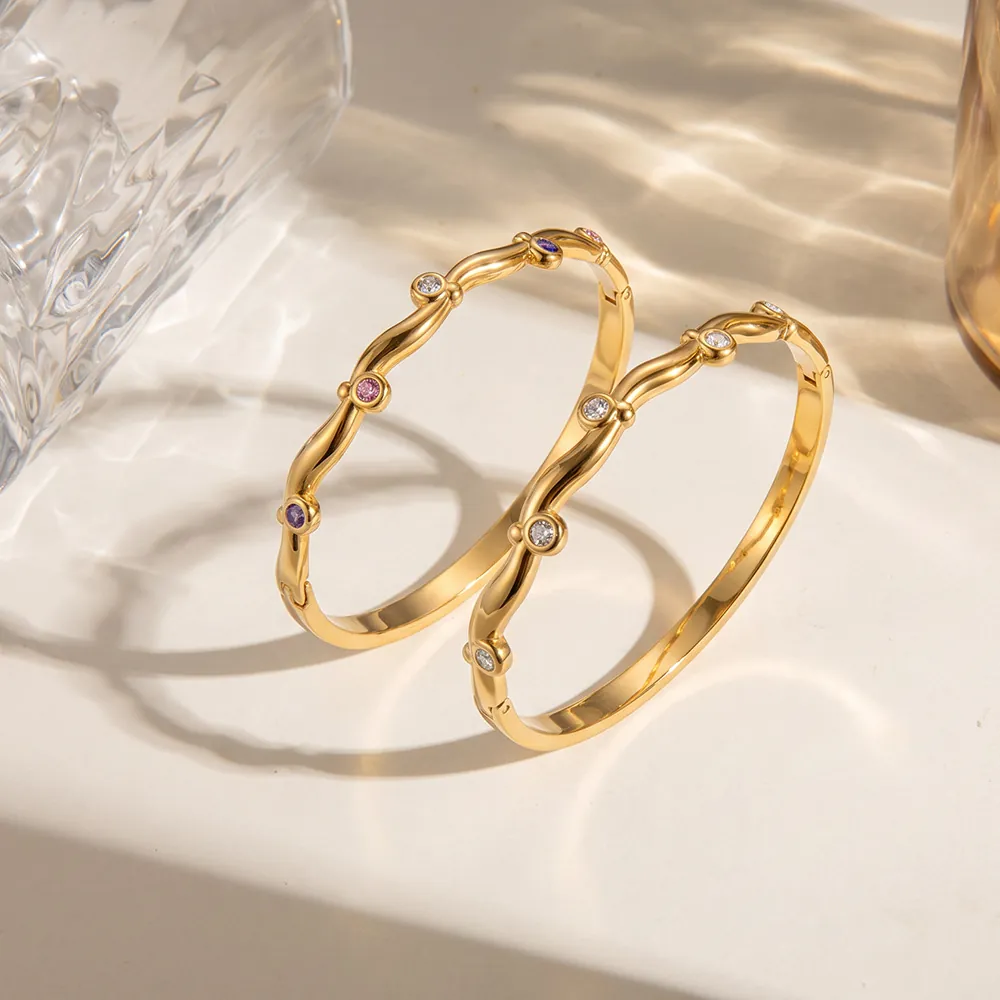 Bracciale Rigido in Acciaio Inossidabile con Intarsio in Zirconia Design a Onde Irregolari per Donna Gioielli con Bracciale Geometrico Placcato Oro 18K