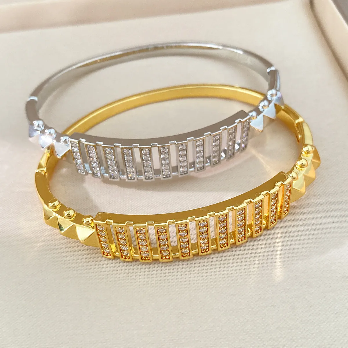 Französischer Luxus Rechteck Hohl Strass Armreif Für Damen Geometrische Pyramide Niet Manschettenarmband Elegantes Nischen Handschmuck