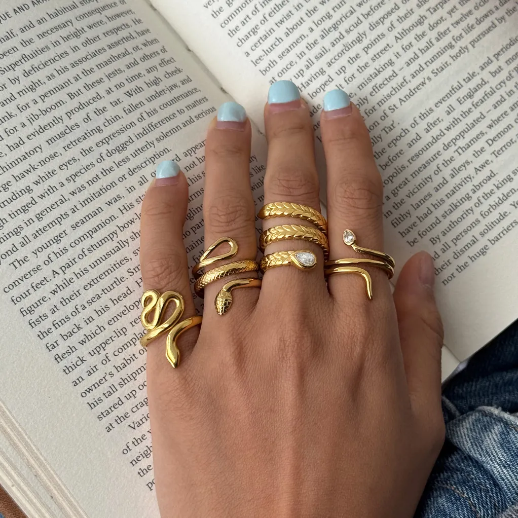 Vintage Roestvrij Stalen Slangenring Voor Vrouwen Verguld Goud Strass Wikkel Slang Vinger Sieraden Niche Ontwerp Accessoire