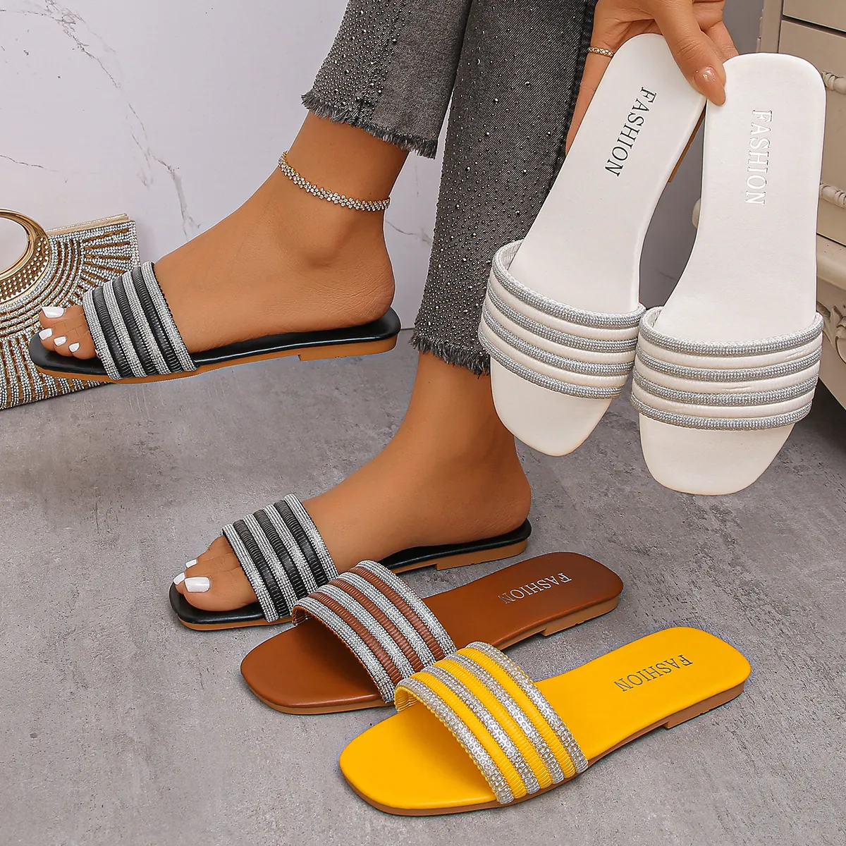 Sandali Slide da Donna con Strass Punta Quadrata Pantofole Basse a Fascia Unica Pelle PU Estate Casual Ciabatte per Signora