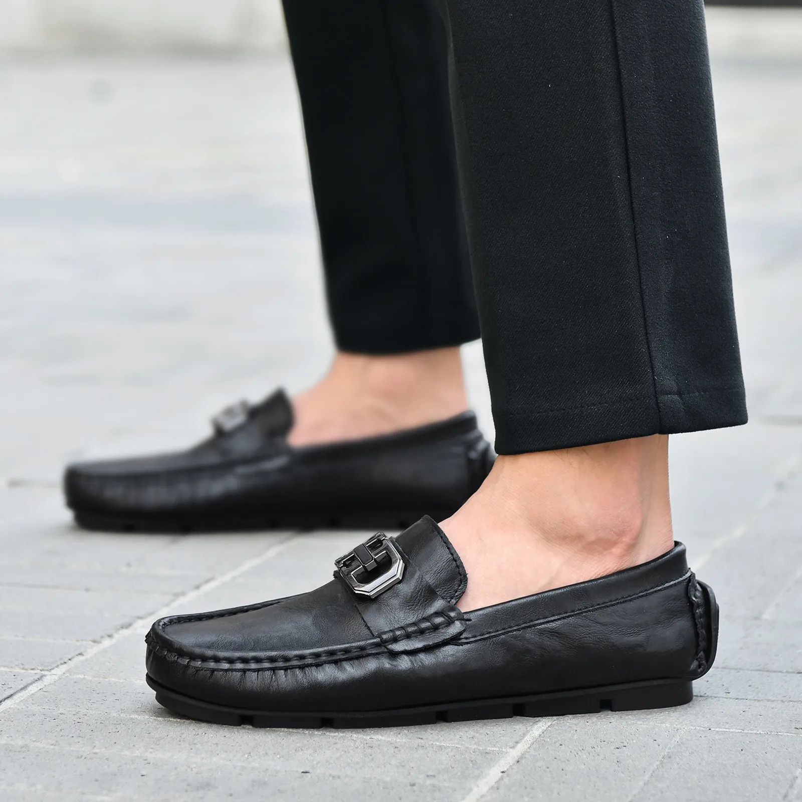 Chaussures de Conduite pour Hommes en Cuir de Vachette Décontracté Britannique Couleur Unie Boucle Métallique Mocassins Cousu Sans Lacets