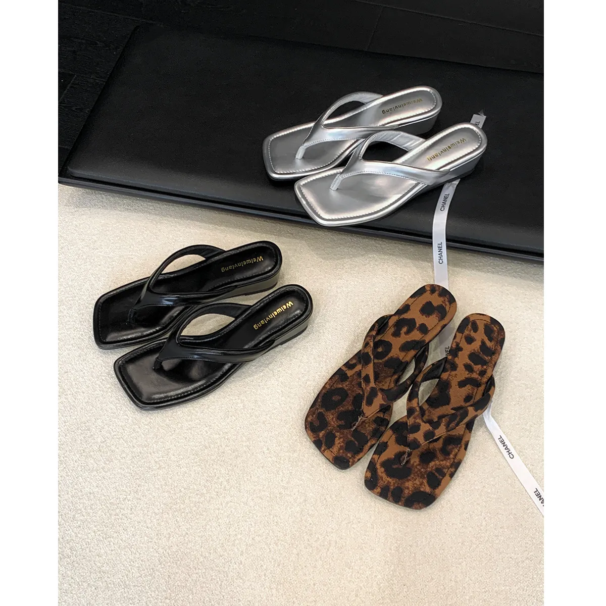 Damen Quadratische Zehe Keilabsatz Flip Flops Mode Thong Sandalen 2026 Sommer Feen-Stil Leopard Schwarz Silber High Heel Slides
