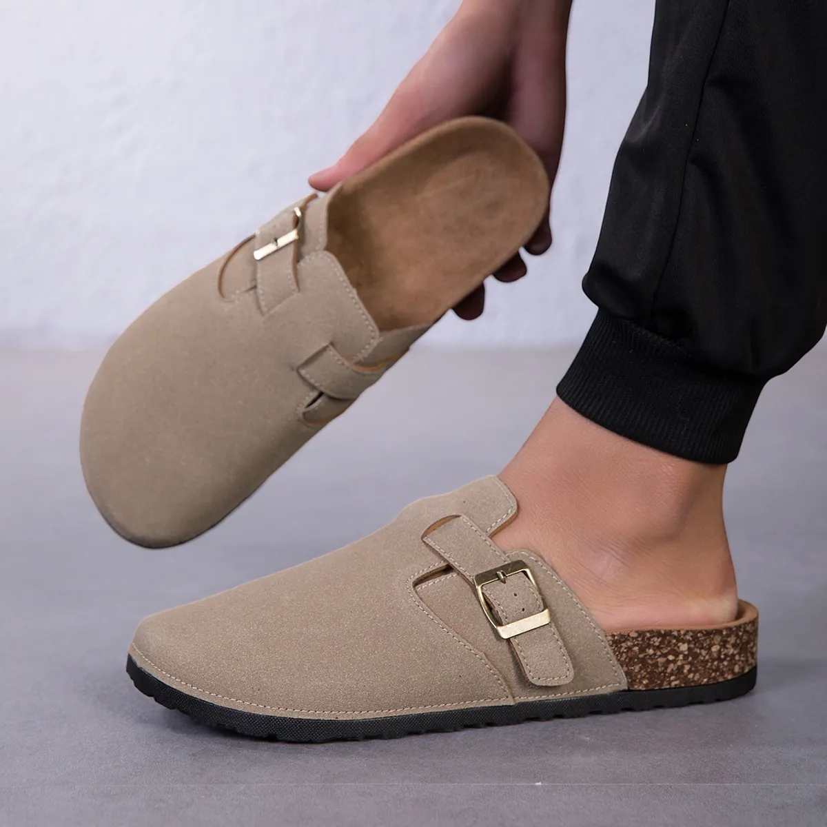 Sabots Classiques Unisexe avec Semelle en Liège Mules Fermées pour Hommes Femmes Pantoufles en Cuir PU Ajustables Sandales Décontractées Extérieures