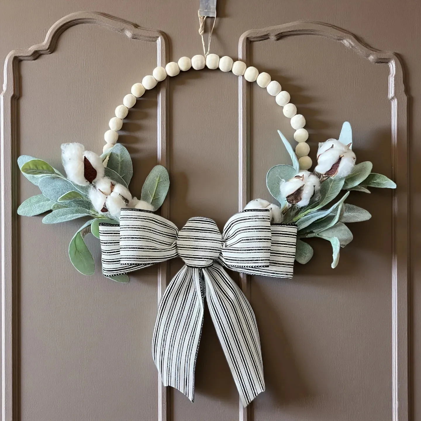 Couronne En Perles De Bois Style Ferme Avec Nœud Rayé Feuilles D'oreille D'agneau Artificielles Et Boules De Coton Décoration Murale Suspendue