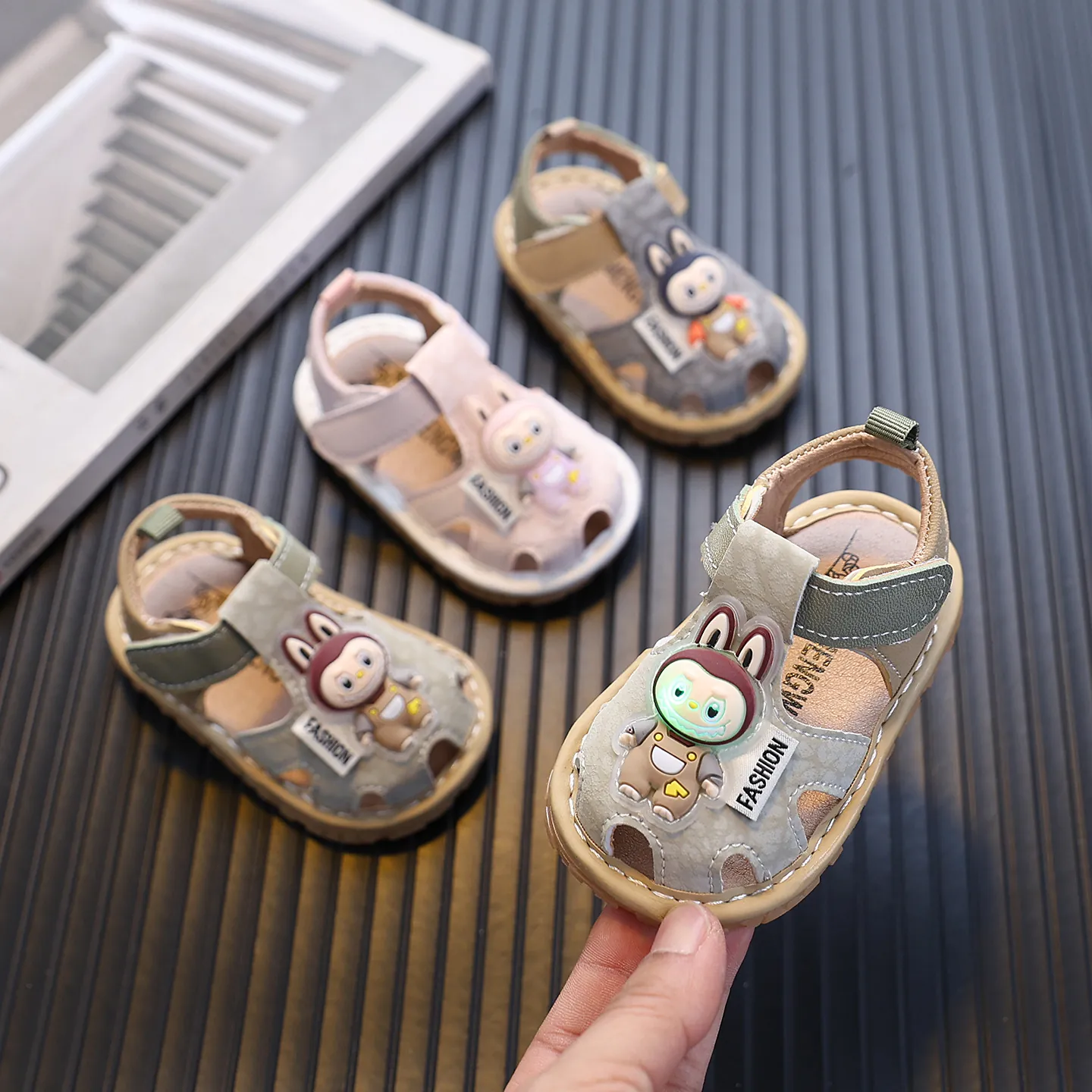 Sandalias de Verano para Bebé Conejo de Dibujos Animados Luz LED Chirriante Antideslizante Suela Blanda Punta Cerrada Calzado Infantil