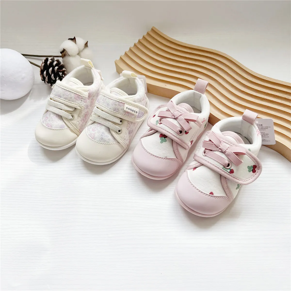 Baby Girls Soft Sole Walking Shoes Hook And Loop Prewalker Infant First Walkers Floral Strawberry Print Toddler Casual Shoes