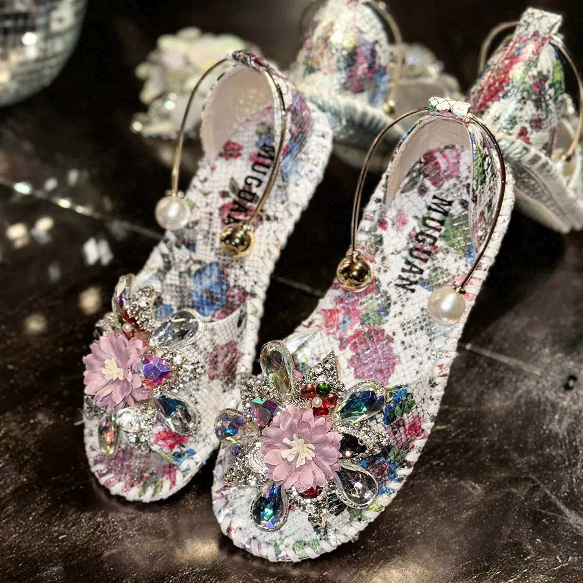 Women's Peep Toe Flat Sandals Bohemian Fairy Style Printed PU Slides with 3D Flower Rhinestone Artificial Pearl Beaded Chains Summer Beach Shoes