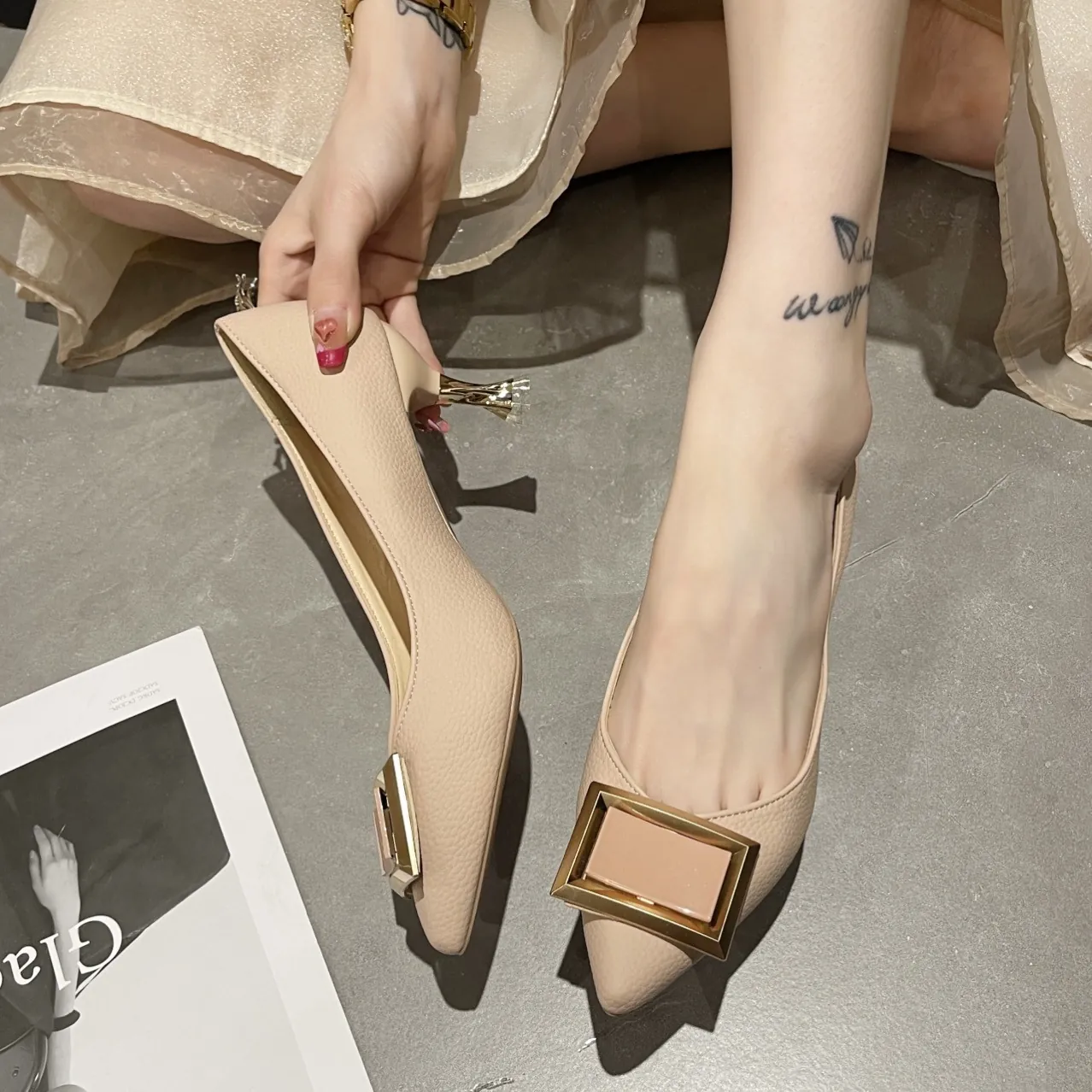 Zapatos de Tacón de Aguja a la Moda para Mujer Punta Estrecha Slip-On Salones Hebilla Cuadrada de Metal Dorado Textura Lichi Cuero PU Zapatos Bajos